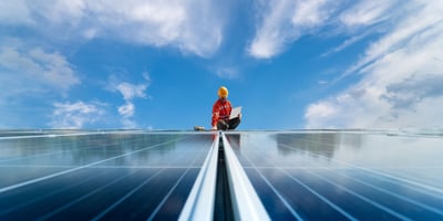 Descubre cómo los paneles solares pueden beneficiar a tu hogar y el medio ambiente.