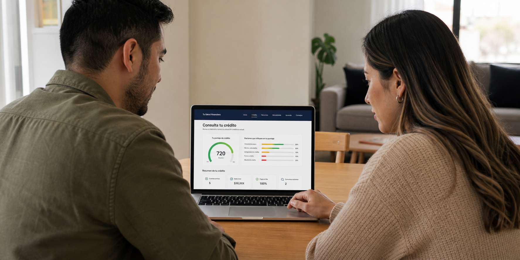 Una pareja sentada frente a una computadora portátil en la mesa de su casa, ingresando al sitio web de Buró de Crédito de México para consultar su historial crediticio.