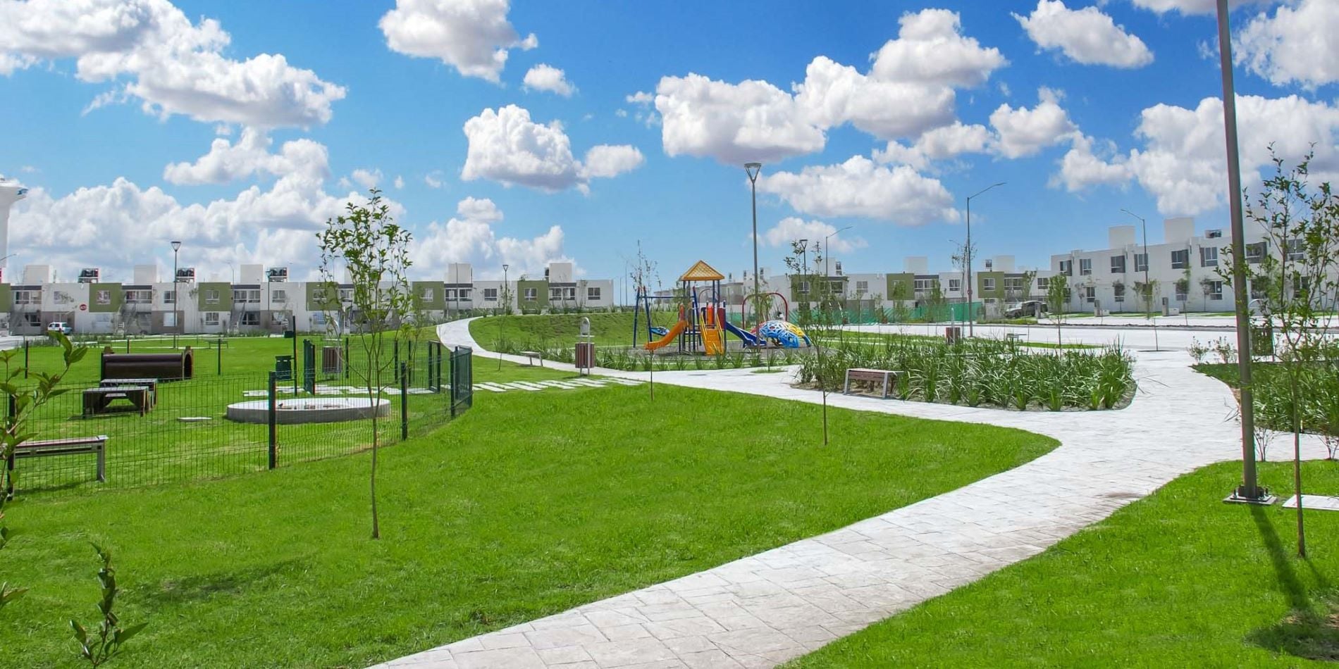 Parque en Tizayuca, cielo con nubes dispersas en el cielo, y jardín.