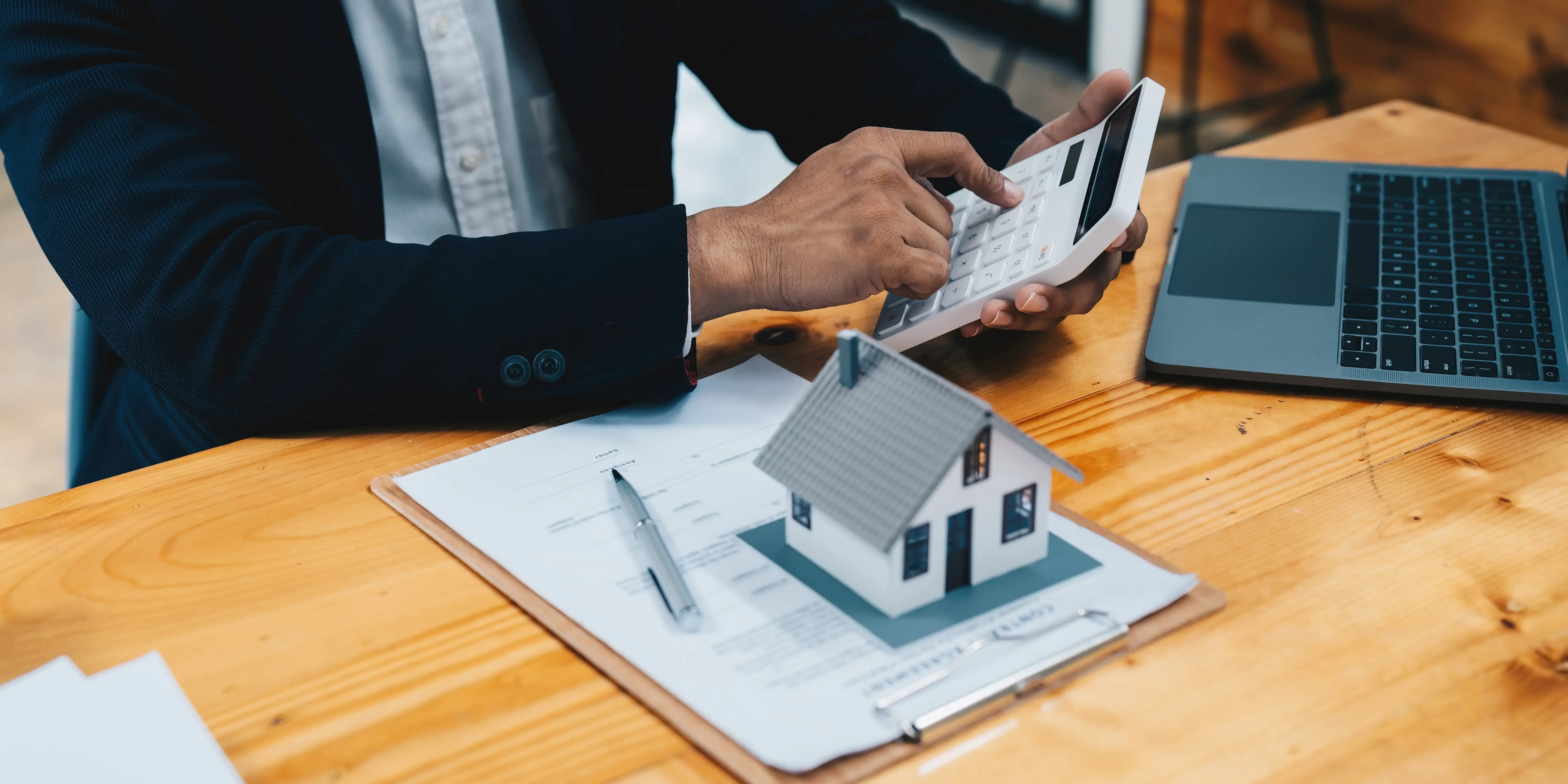 Experto hipotecario calculando con cuántos puntos Infonavit puedes comprar casa