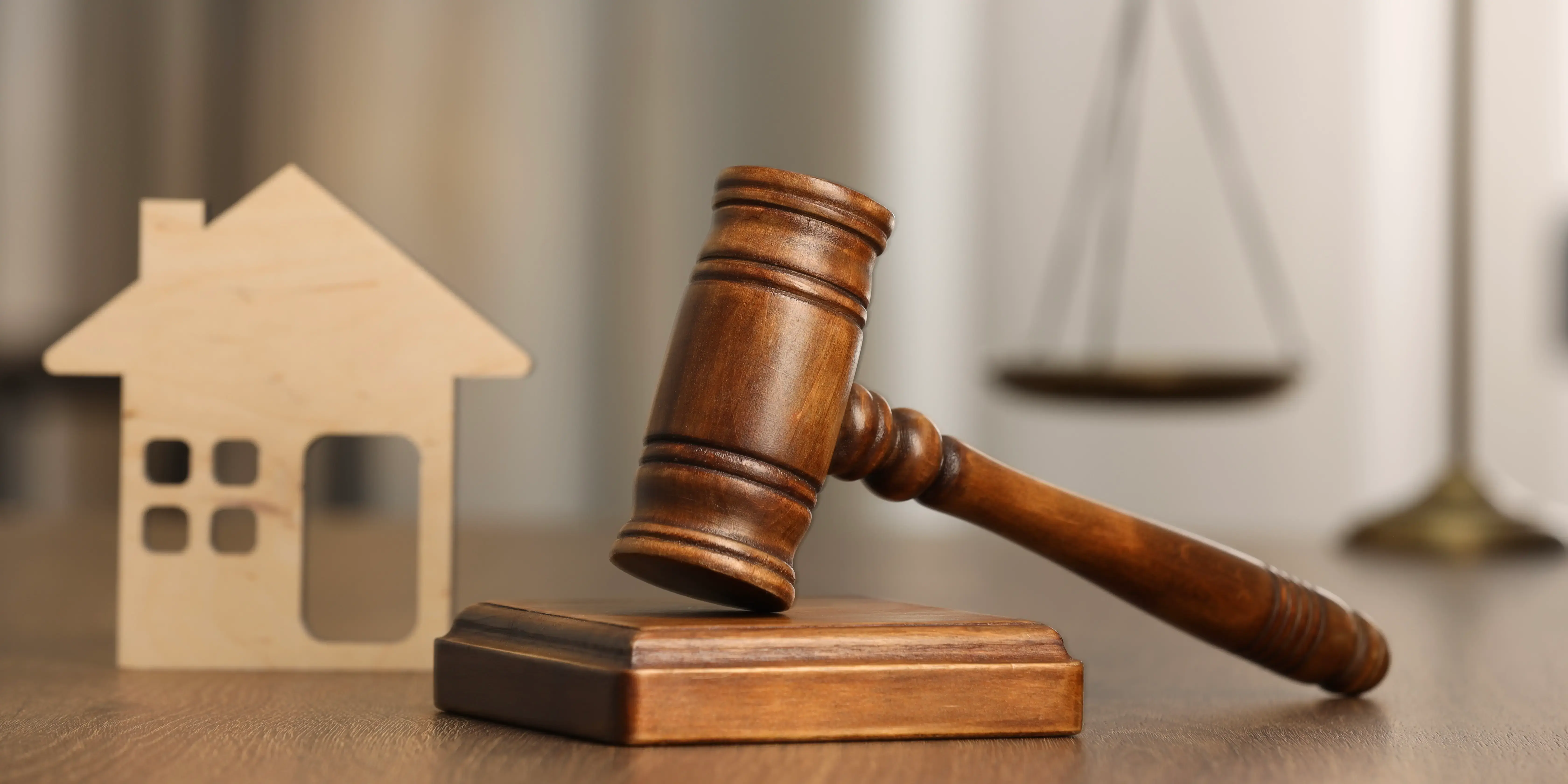 Figura de casa de madera para verificar la legabilidad de la propiedad y que todos los documentos estén en orden para comprar una casa