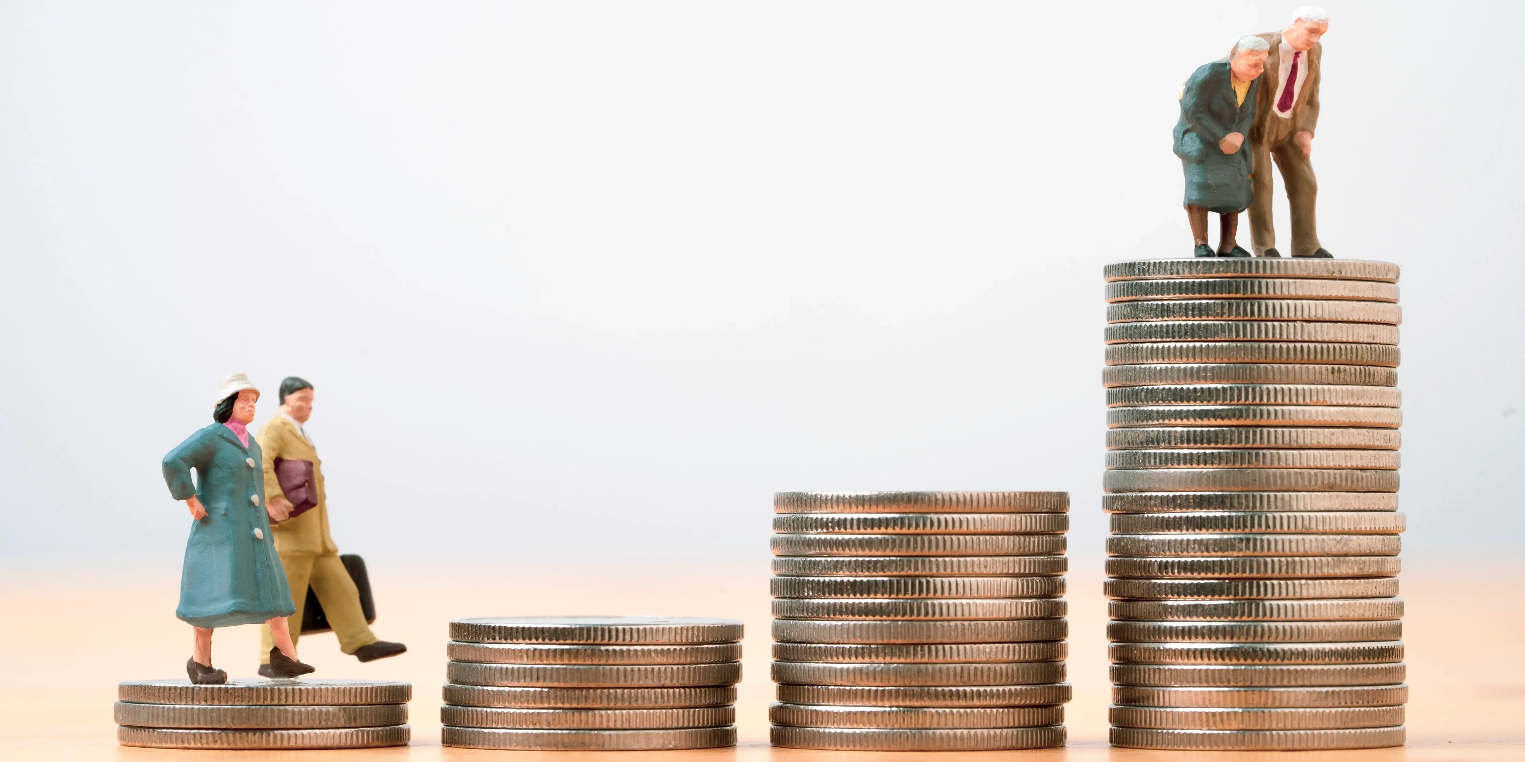 Figuras de muñecos subiendo unas escaleras de monedas que van en aumento como ahorro de su retiro de su subcuenta de vivienda