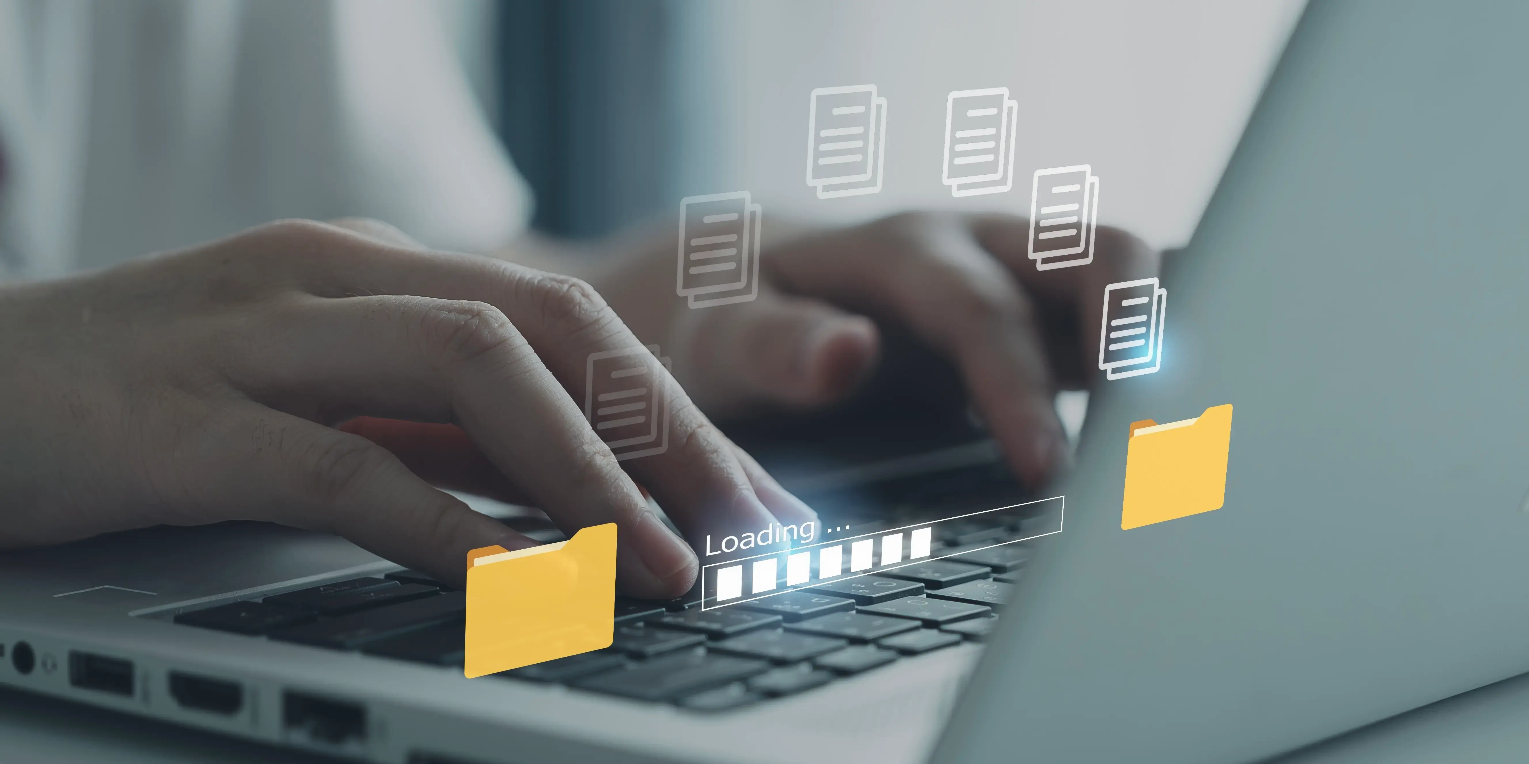 Hombre en computadora revisando folders de los documentos y pasos para sacar un crédito hipotecario 2