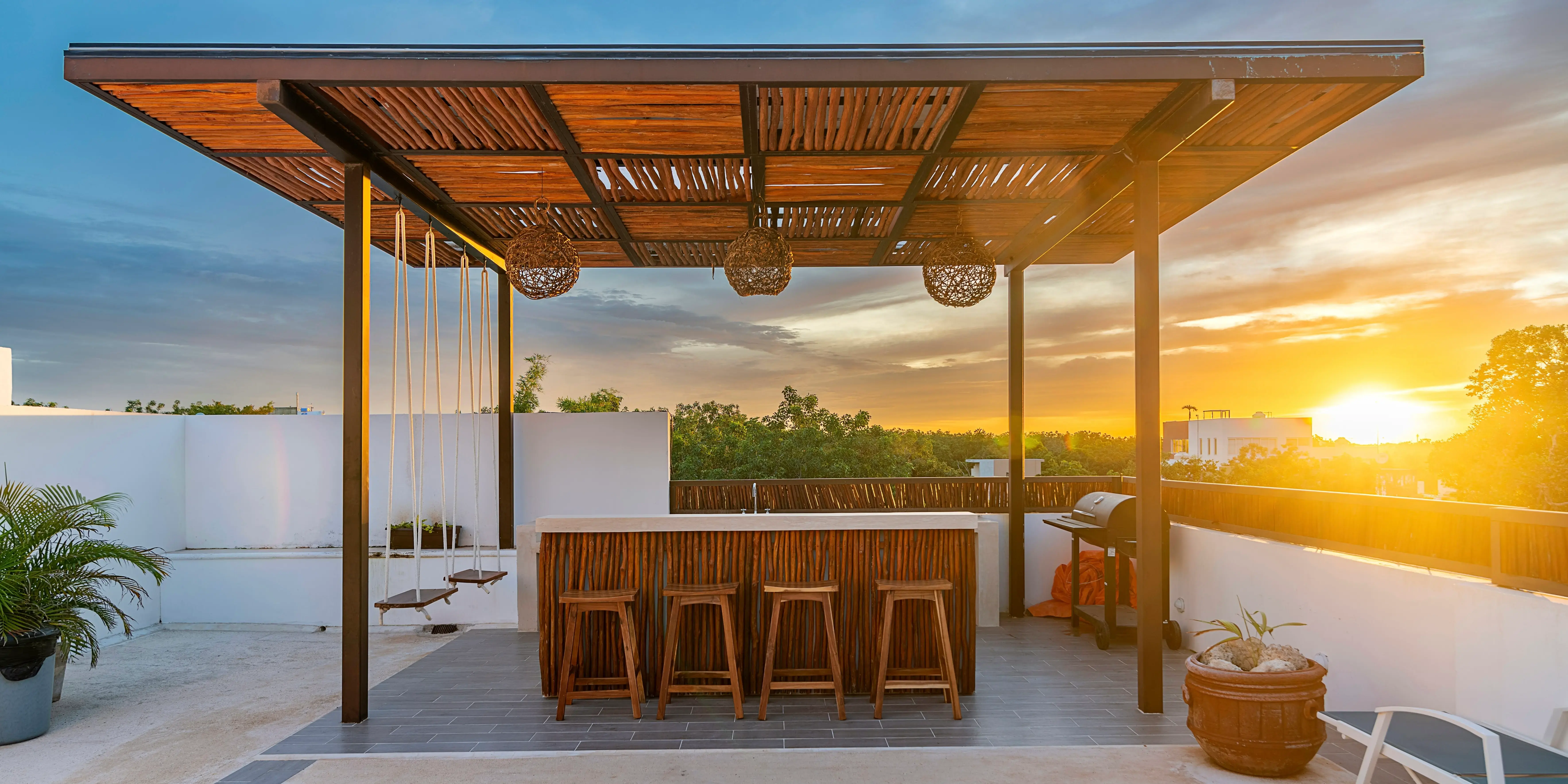 Terraza de una casa después de hacer una lista de necesidades y deseos para comprar una casa