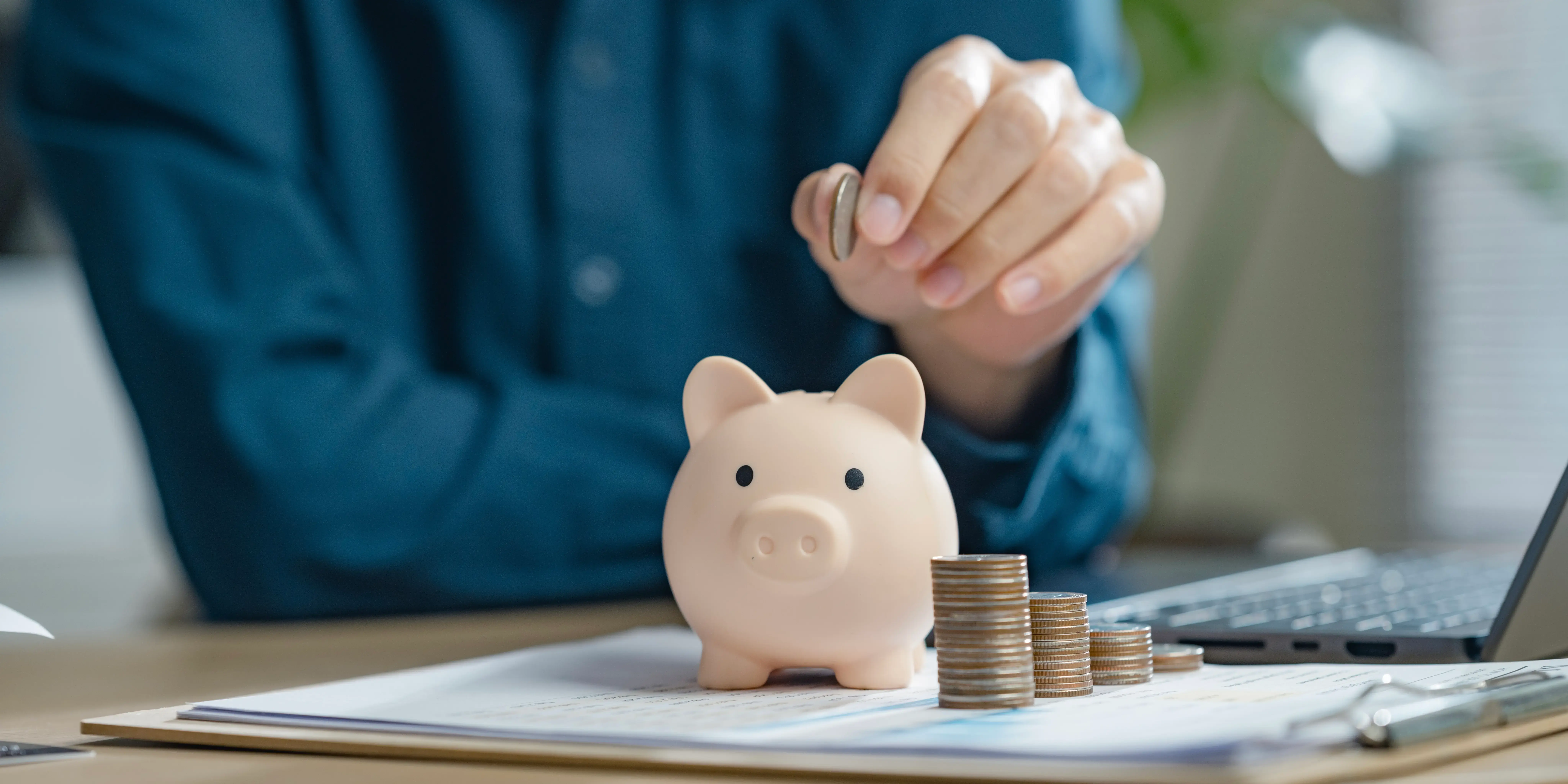 Una persona está poniendo monedas en una alcancía para la subcuenta de vivienda