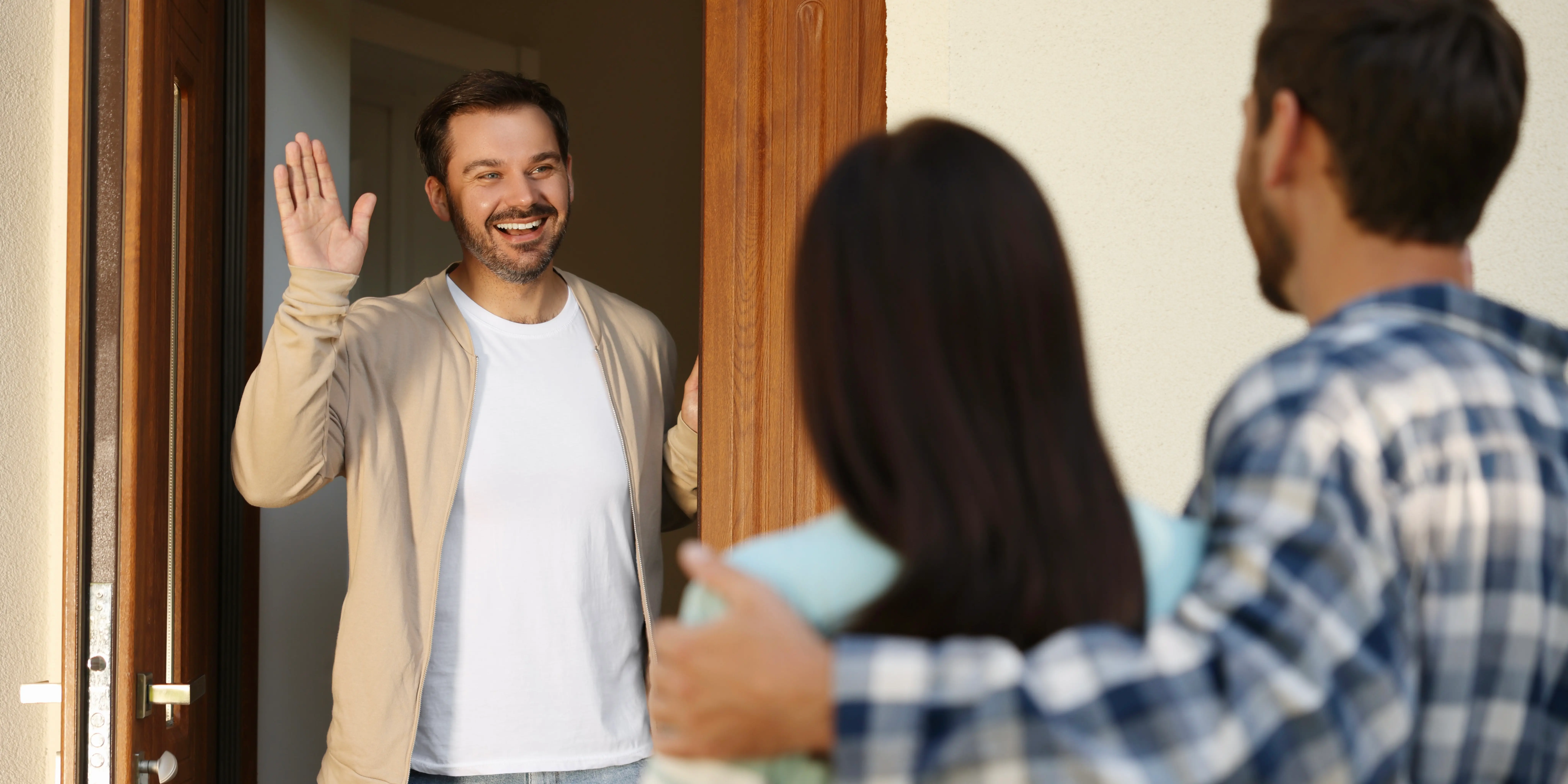 Vecinos saludándose para tener una mejor convivencia vecinal y cohesión social para hacer una vivienda adecuada para vivir