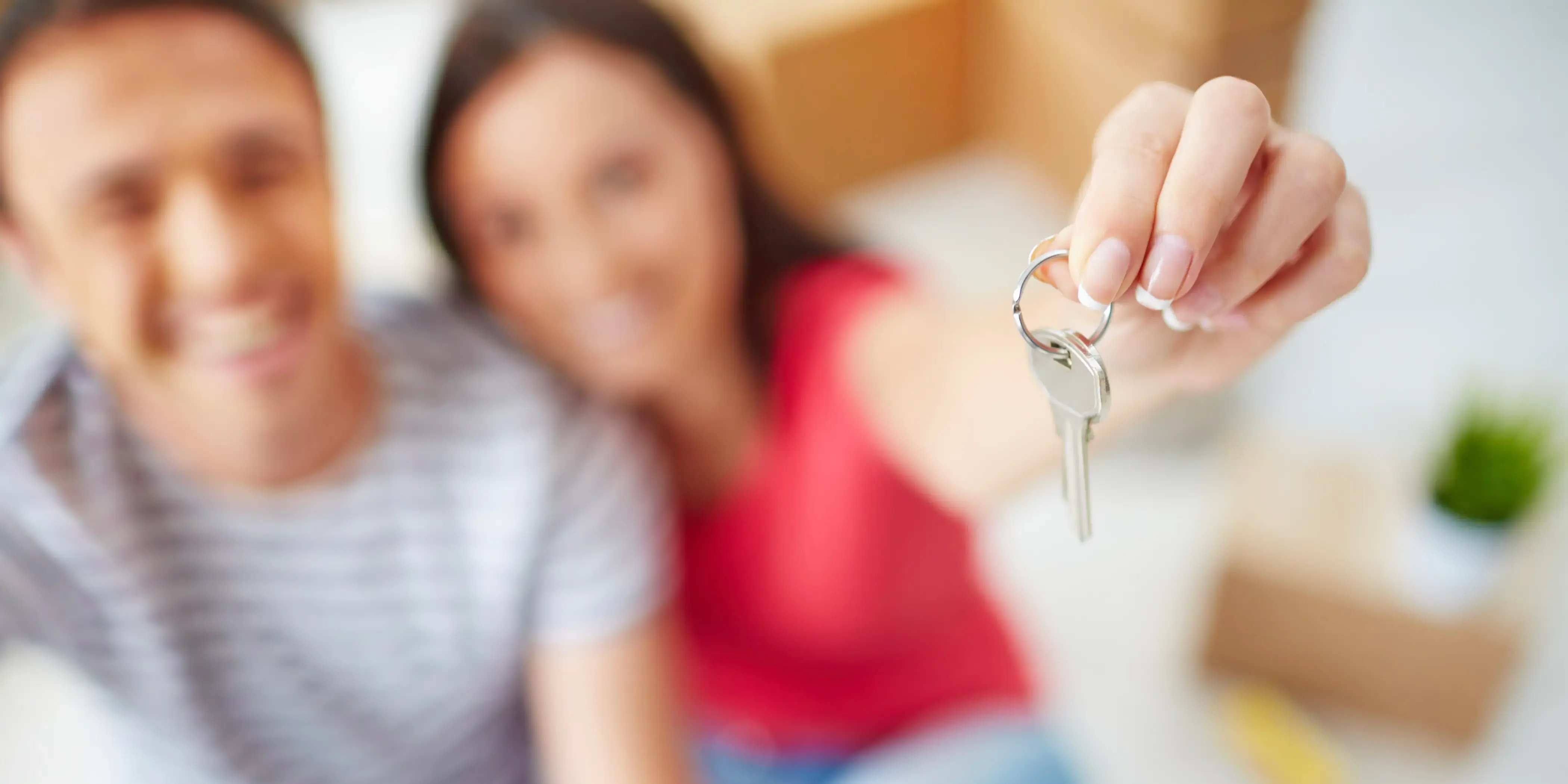 Pareja con llaves de casa. Deja de rentar y compra casa: Lo que aprendieron quienes ya lo hicieron
