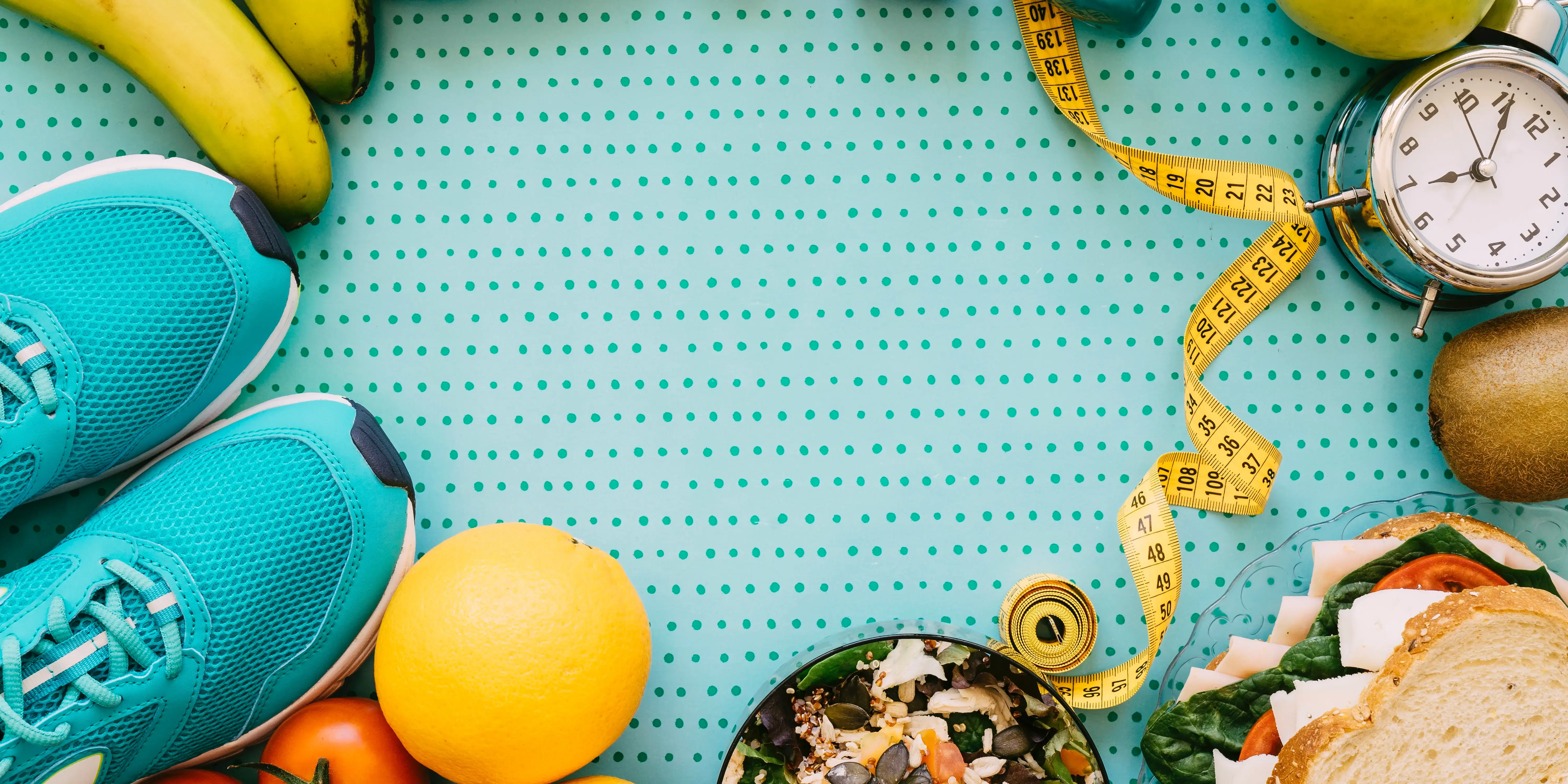 Imagen con tenis, comida saludable y cinta métrica. Hábitos de vida saludable