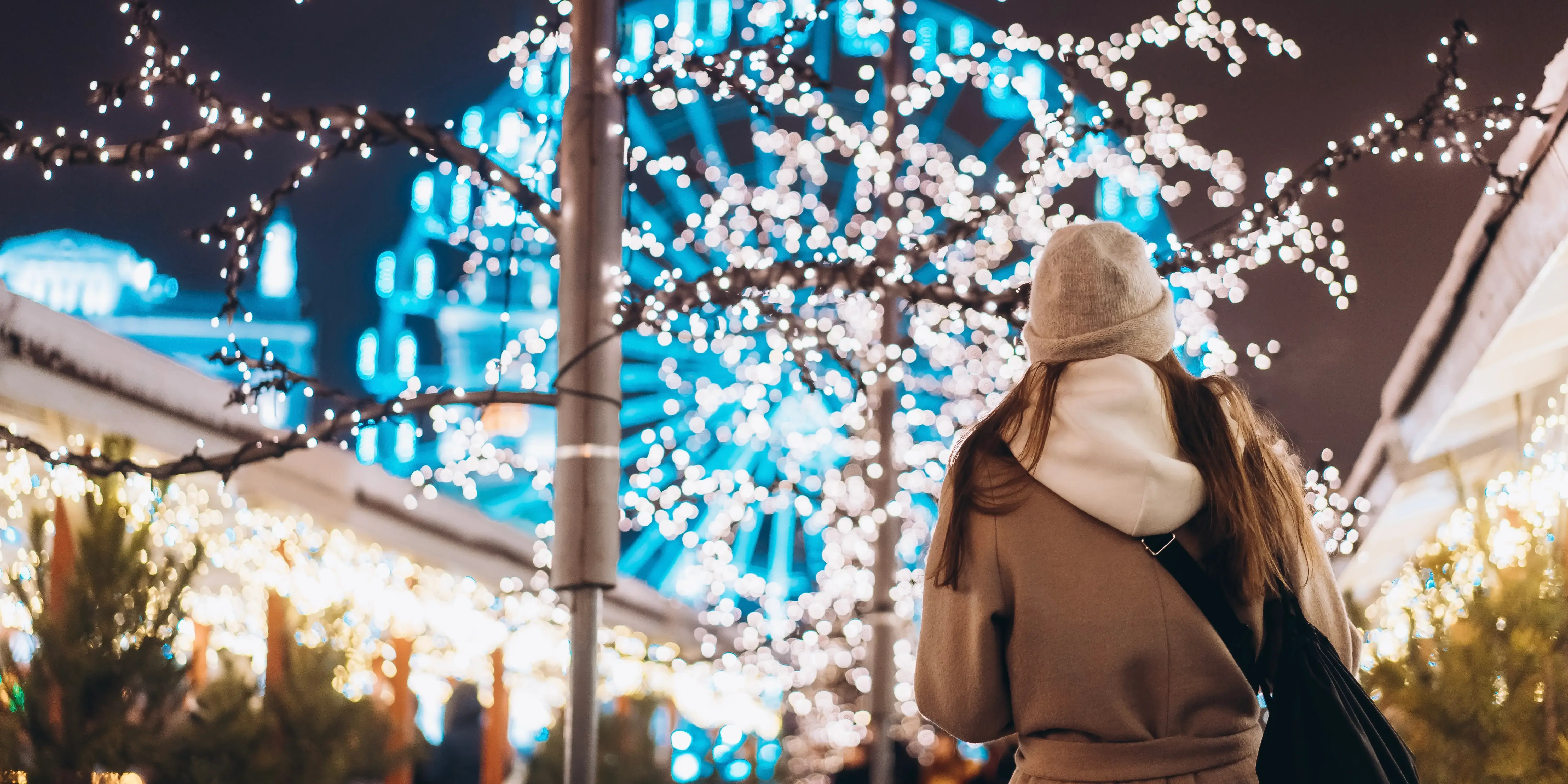 Mujer viendo decoración de luces. Navidad en el Estado de México