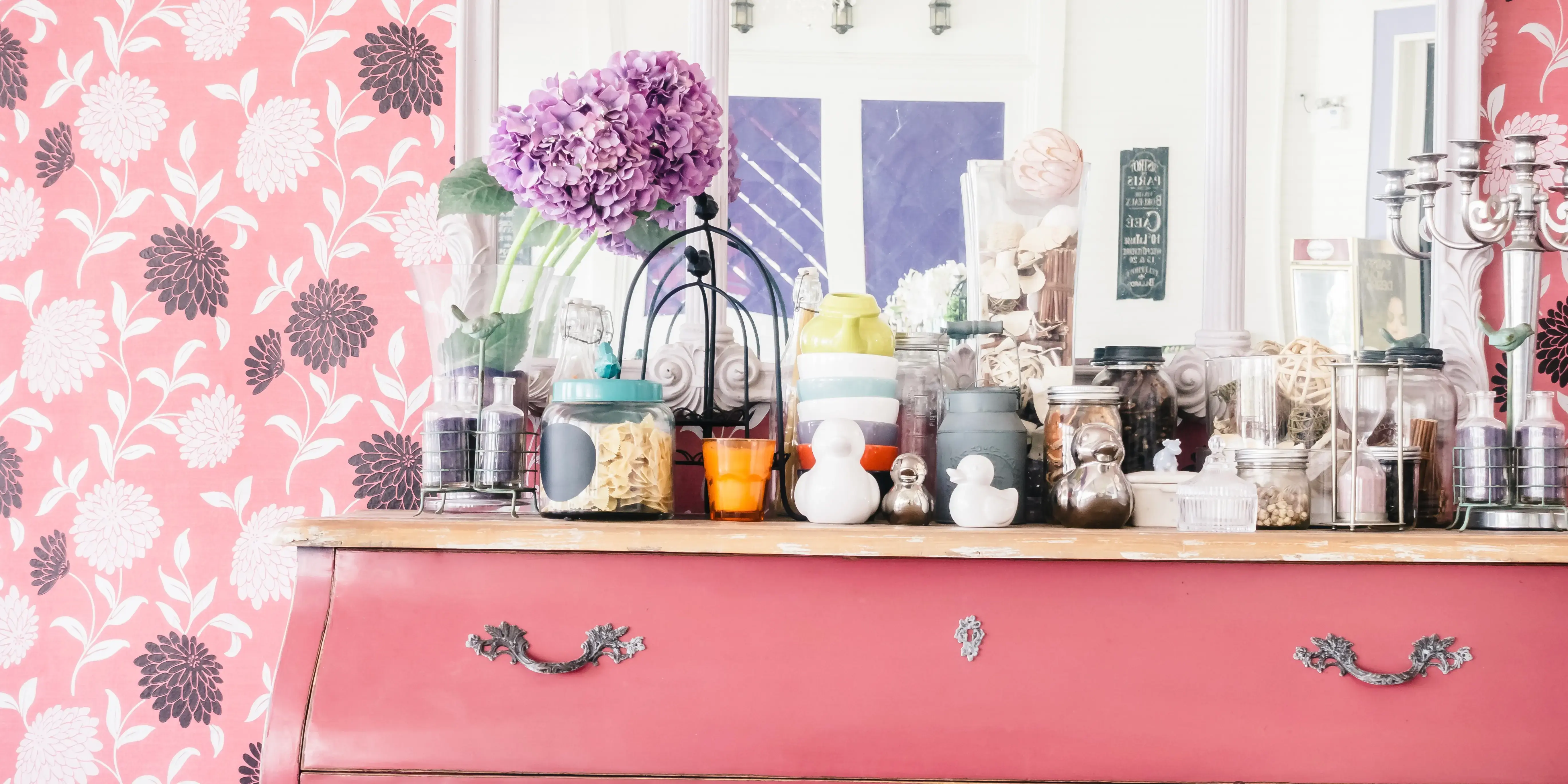 Muebles y pared rosa. Decoración Shabby Chic