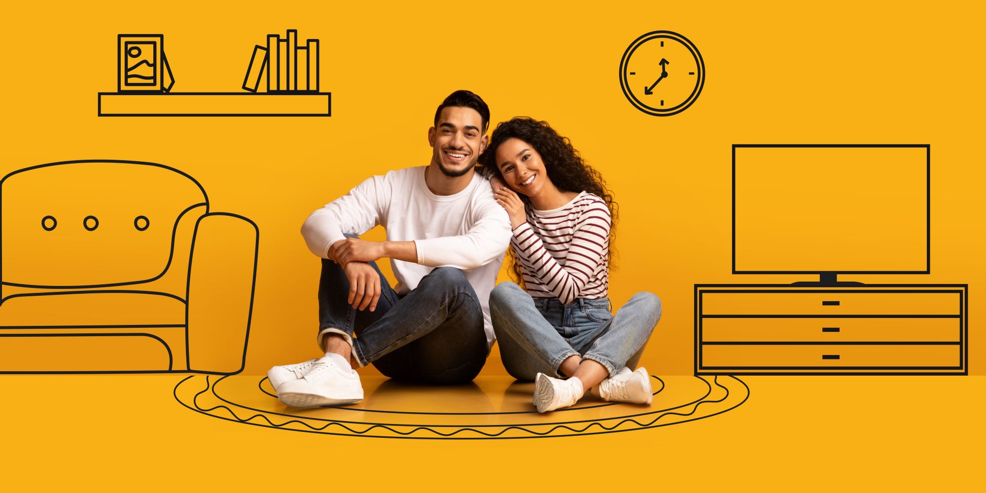Pareja joven sentada, detrás el dibujo de su casa ideal. Buscan un crédito hipotecario ideal para ellos.