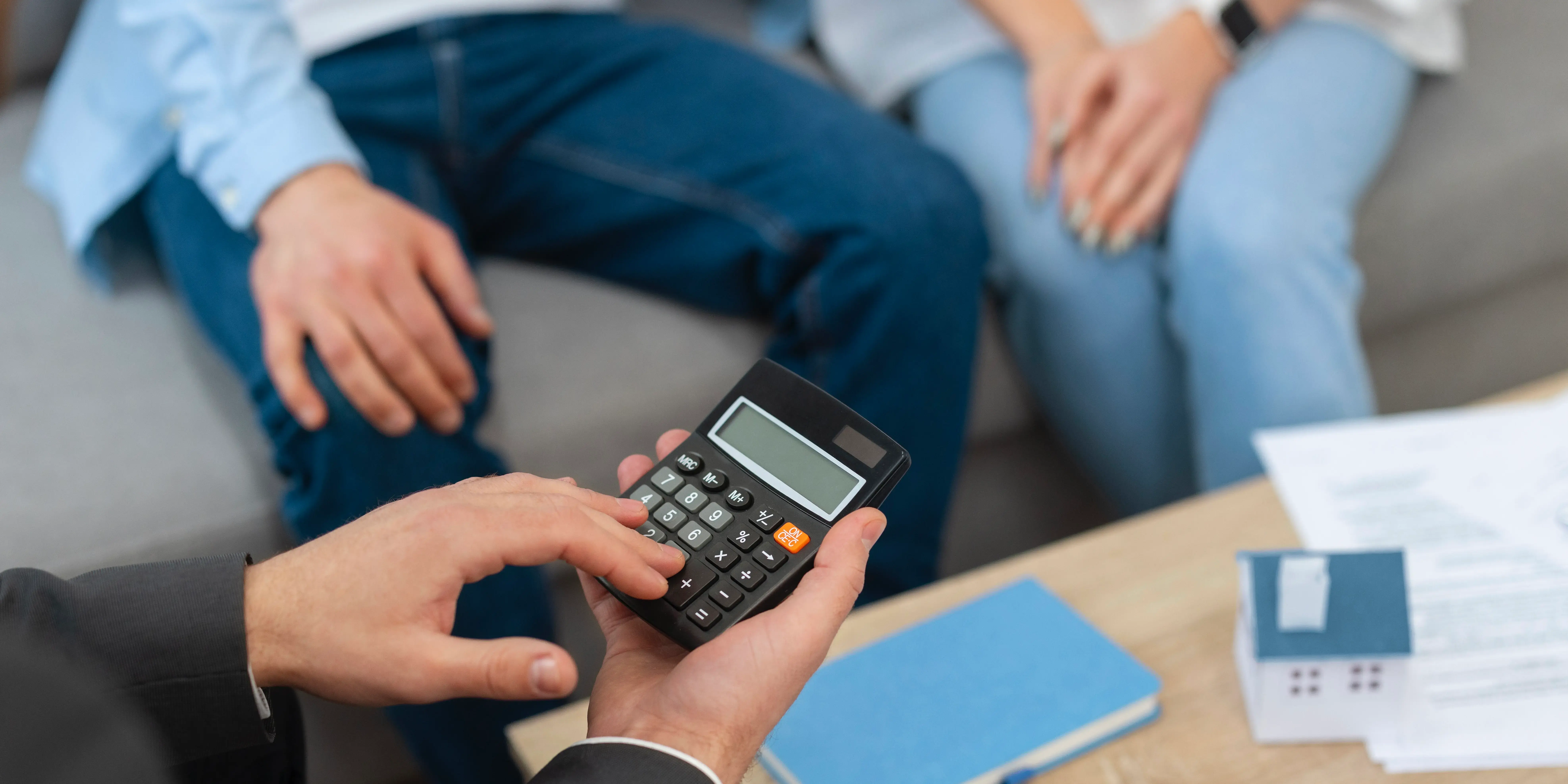 Broker haciendo cálculos. Transforma tu renta en crédito hipotecario
