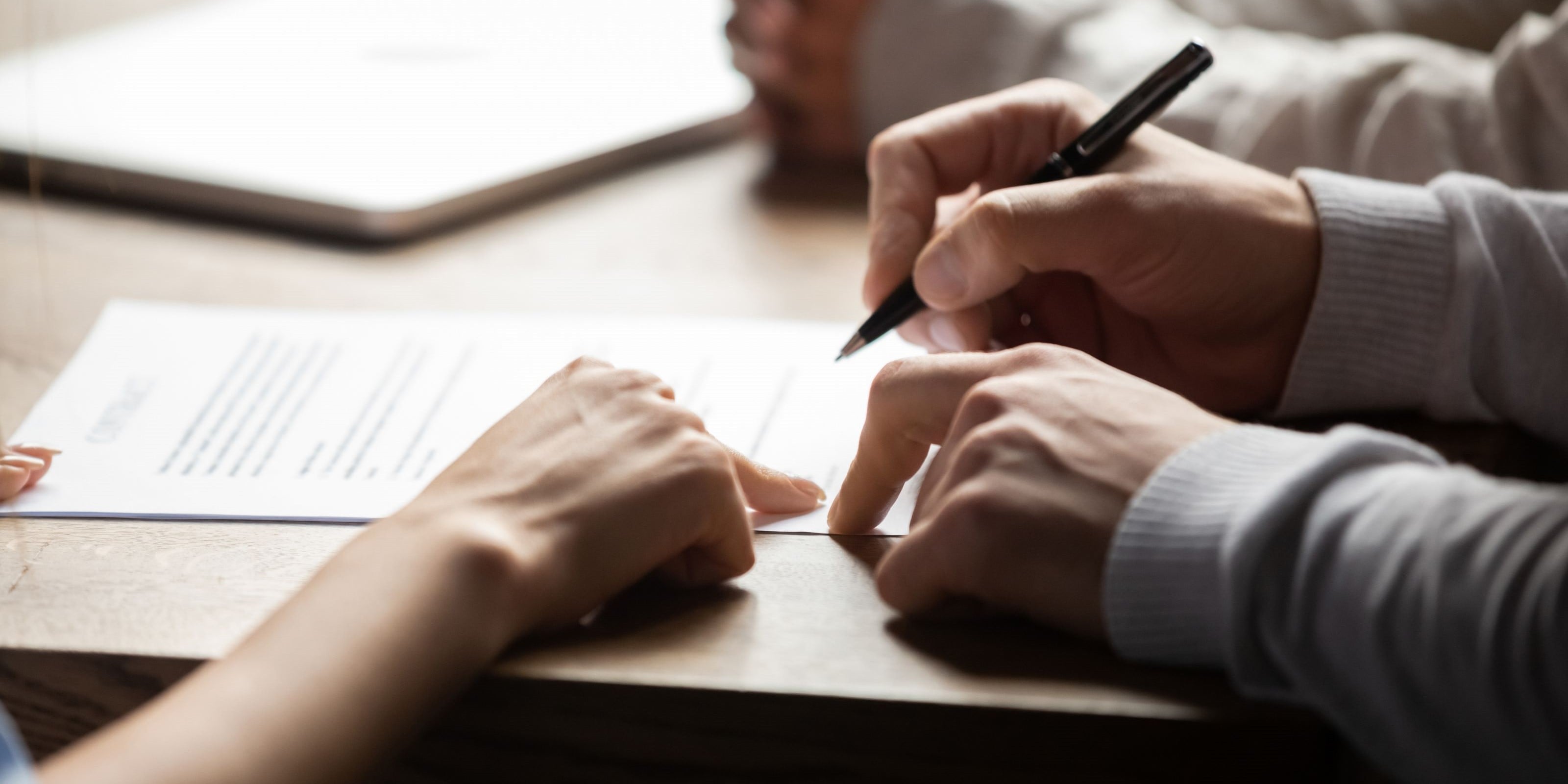 Un contrato para comprar una casa. Están señalando los detalles para adquirir un crédito hipotecario.