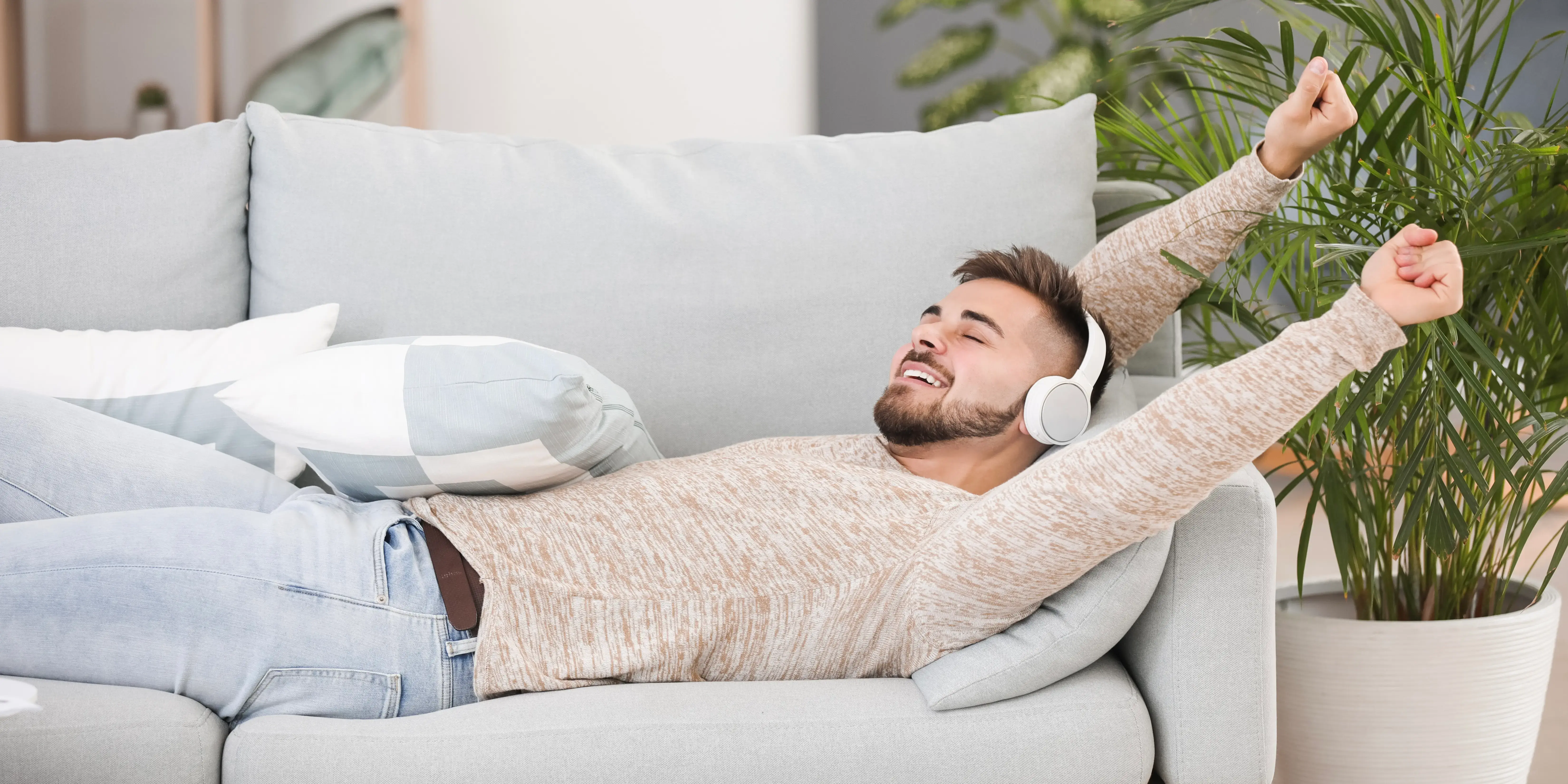 Hombre con audífonos recostado escuchando música. Tener tu propio espacio