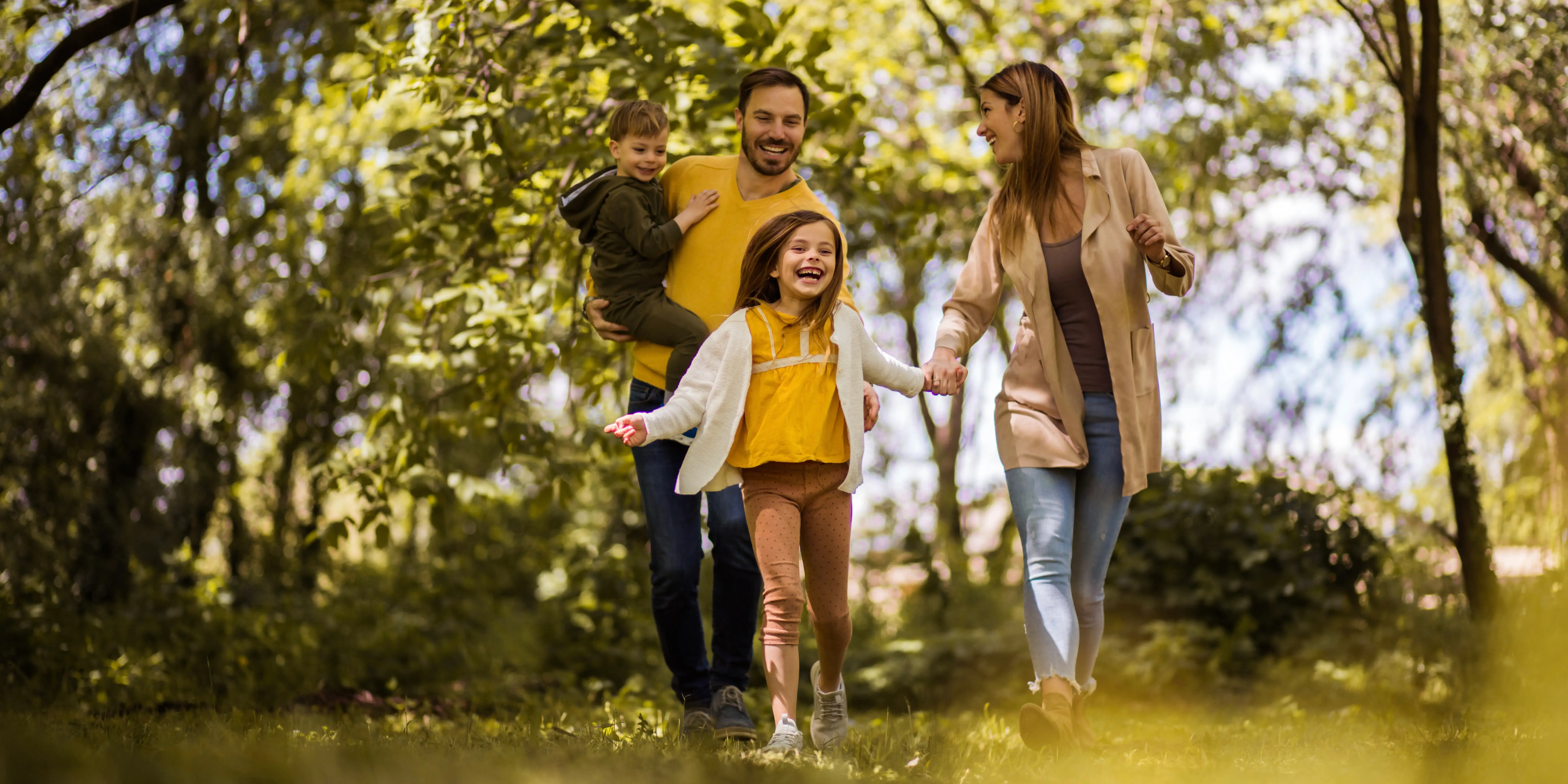 Familia feliz caminando en áreas verdes. Rodéate de naturaleza