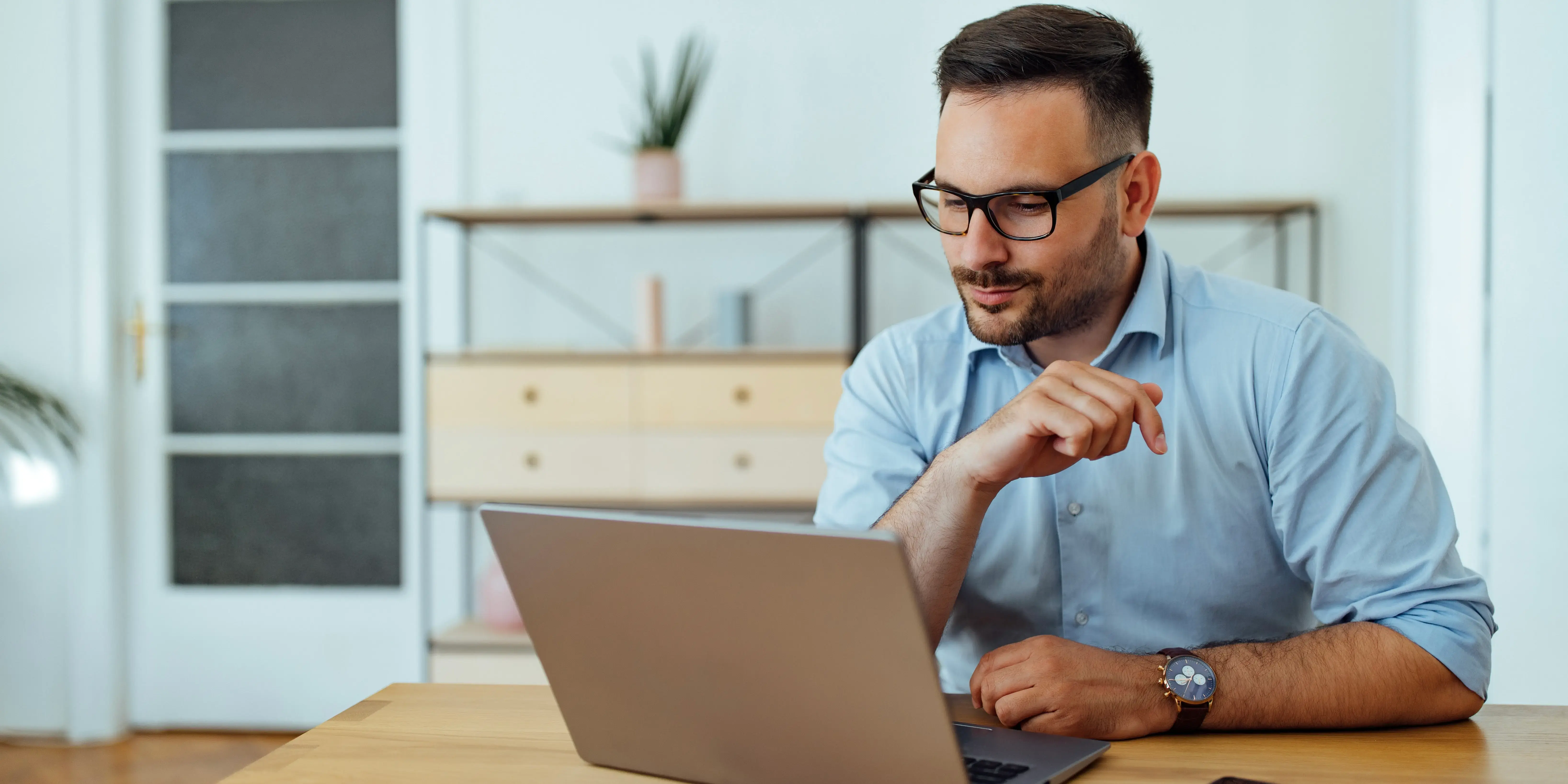 Hombre en computadora. Estado de cuenta | consulta afore fovissste
