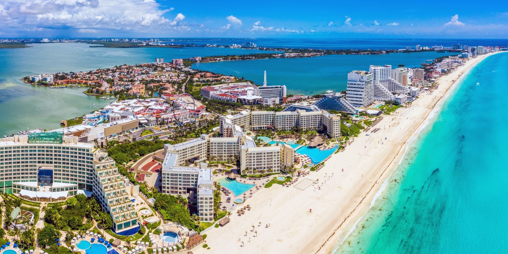 Zona hotelera de Cancún. Vista panorámica que muestra todos los hoteles de Cancún, en la forma de siete donde están construidos.