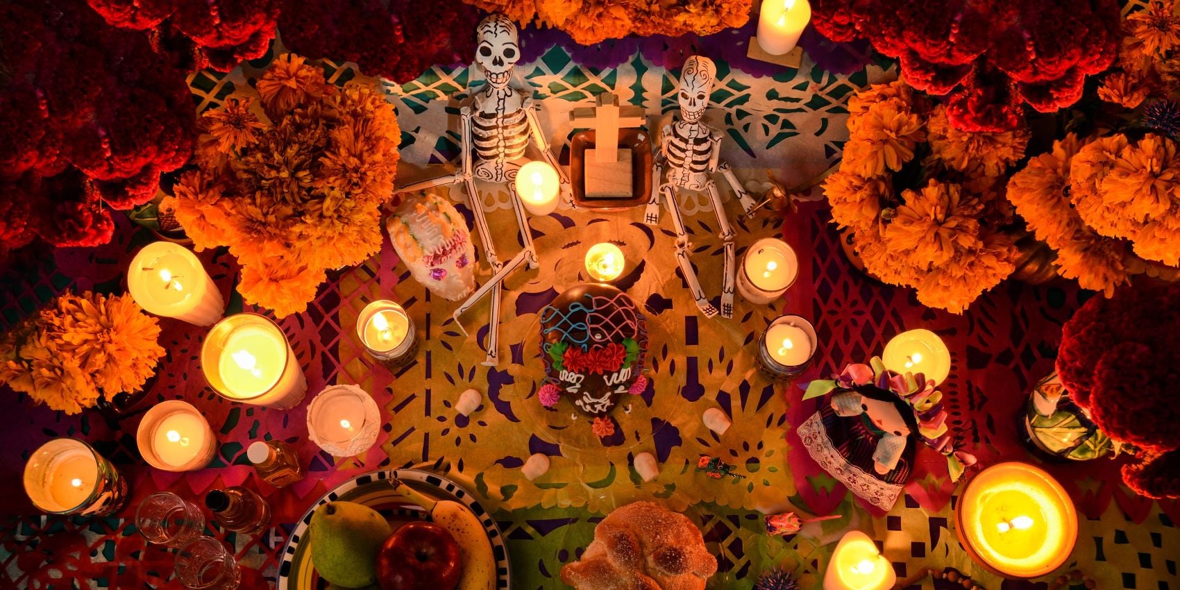 Día de muertos, altar que representa las tradiciones en Hidalgo. Hay calaveritas.
