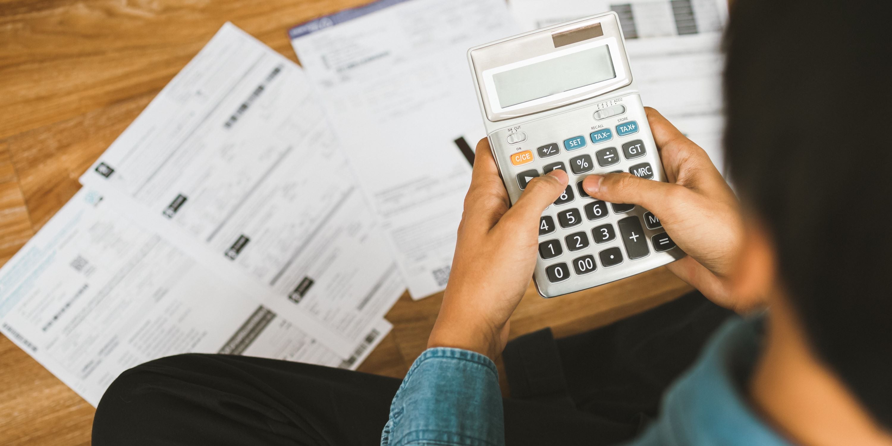Crédito hipotecario. Un adulto joven calculando su crédito y subcuenta de vivienda.