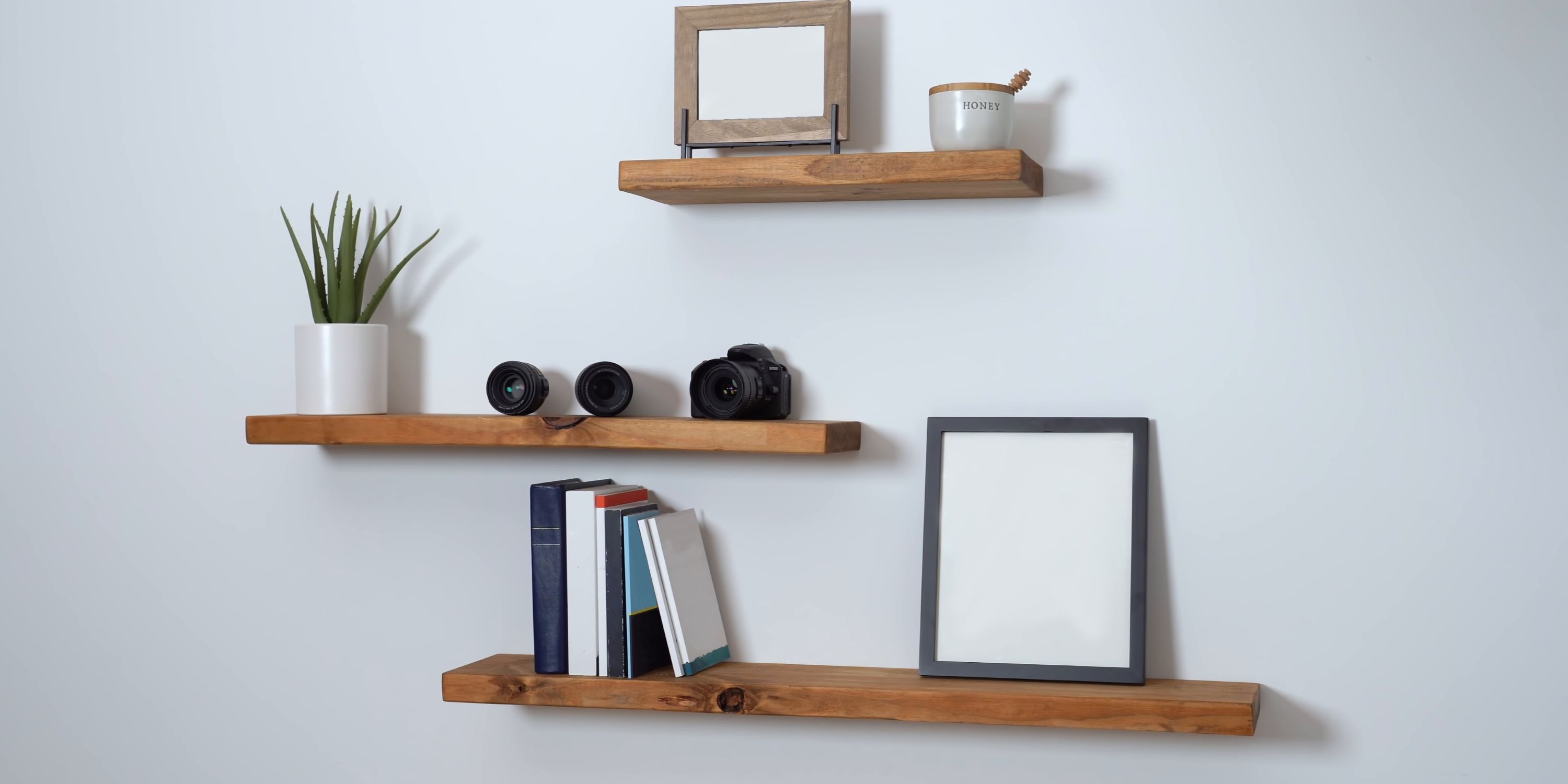 Estante flotante para decorar la sala de tu casa.