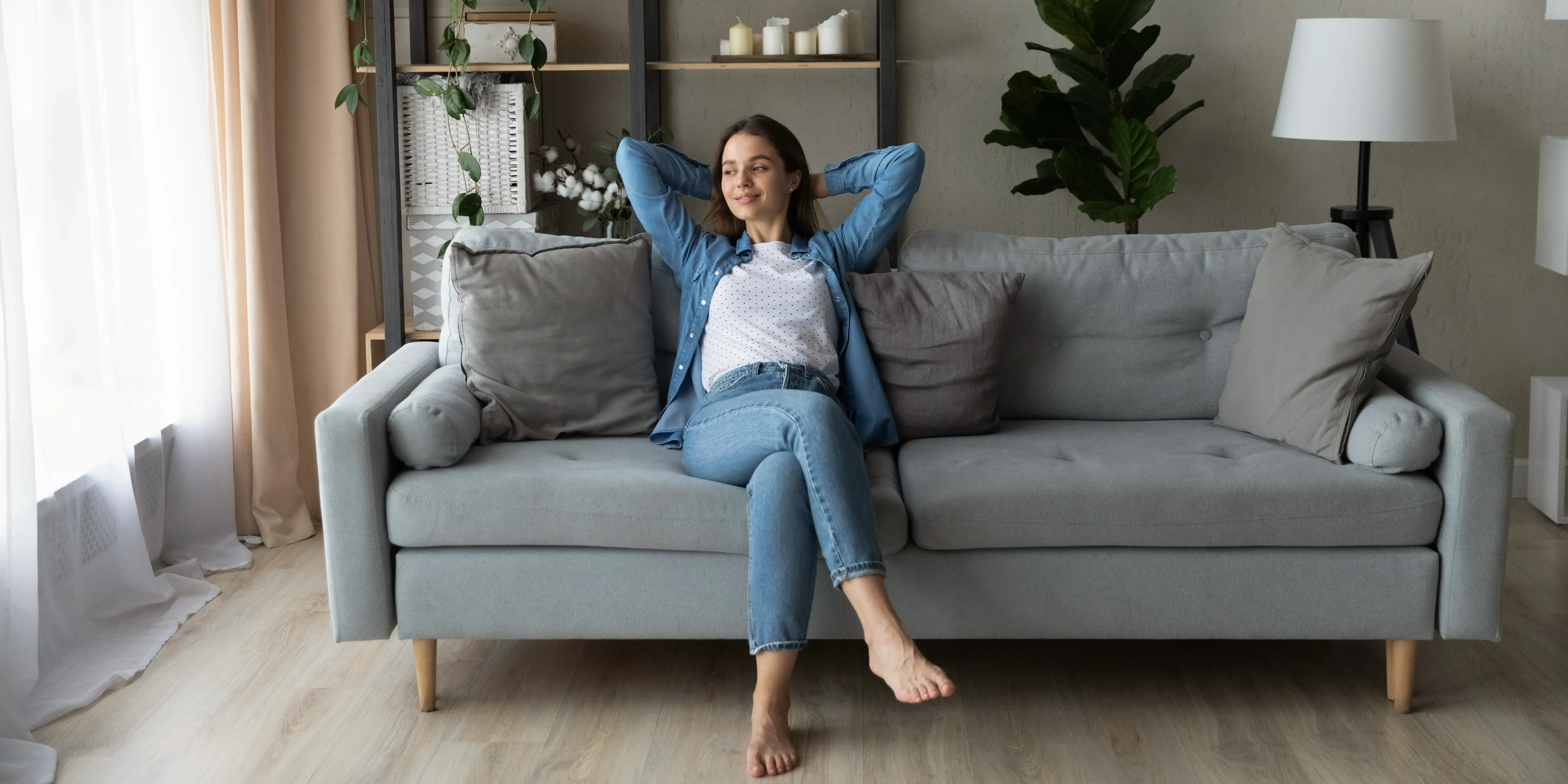 Mujer descansando en la sala de su casa. Un espacio solo para ti