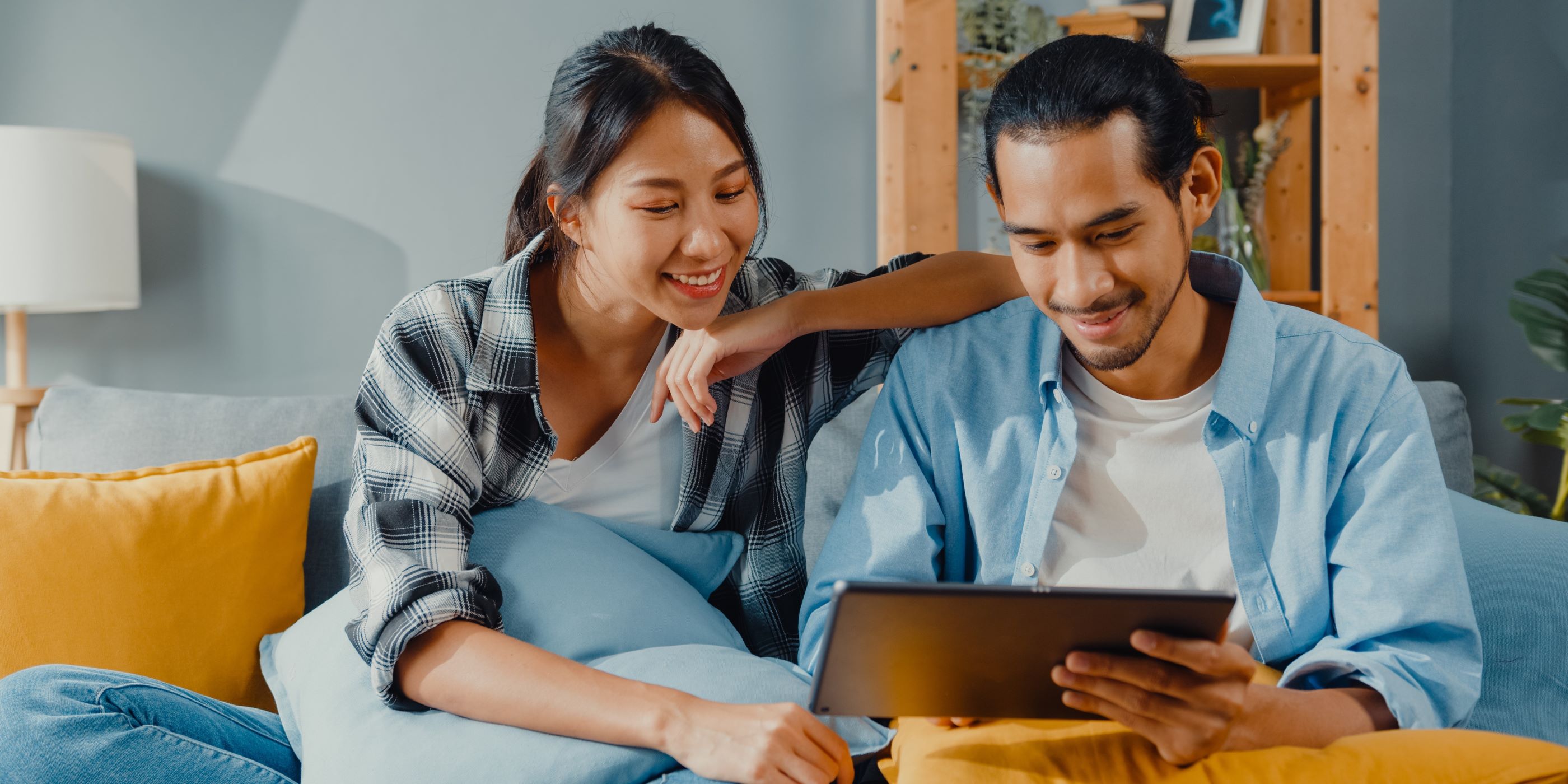 Comprar una casa en pareja. Una pareja joven evalúa la posibilidad de adquirir una vivienda propia en conjunto.