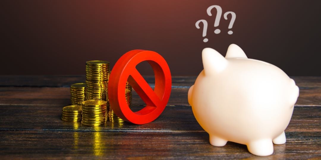 Un cochinito de ahorros no puede acceder al dinero que tiene enfrente porque tiene problemas con su buró de crédito.