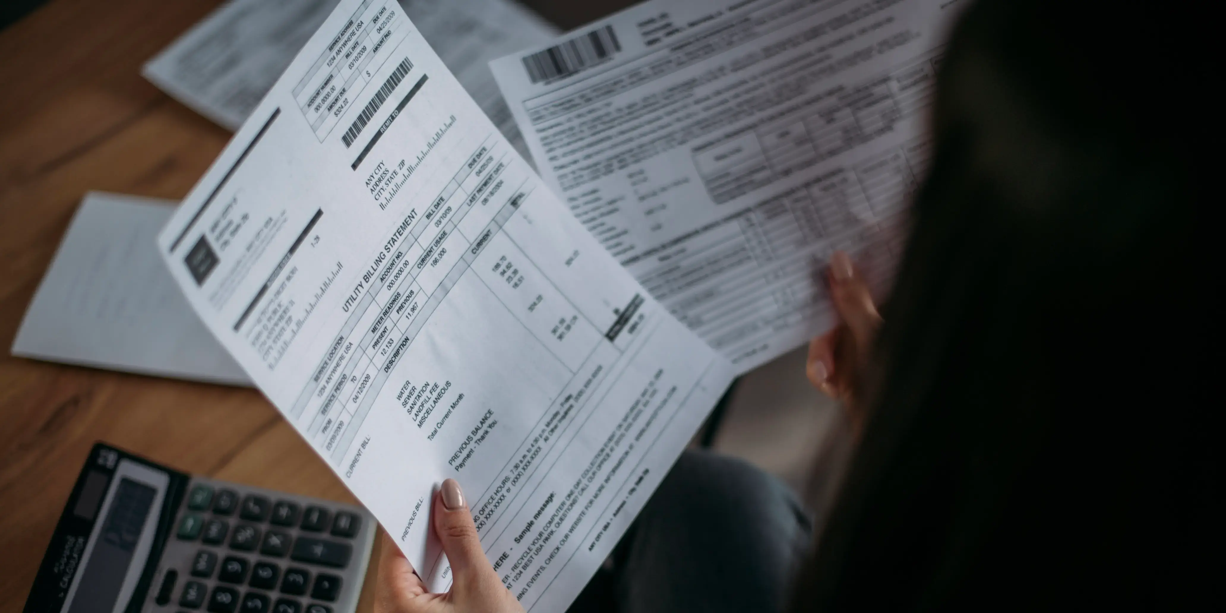 Mujer revisando el estado de cuenta de su afore y subcuenta de vivienda.