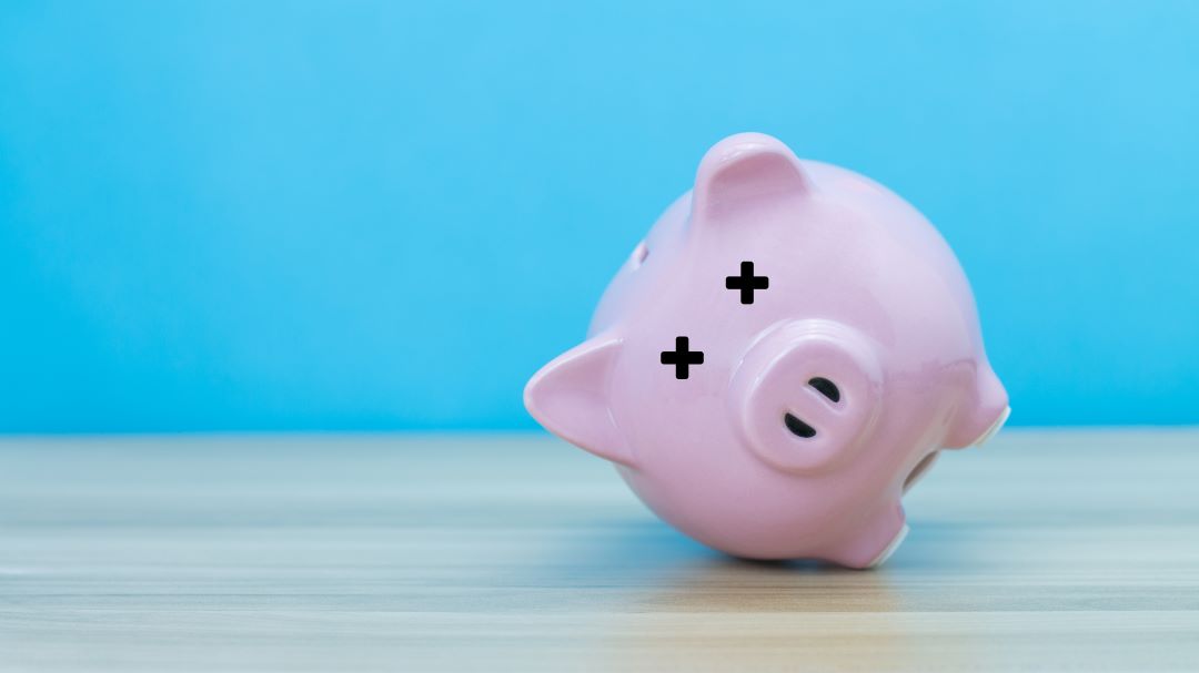 Cerdito de porcelana con taches en los ojos que indican que ha muerto. Representa una quiebra financiera.