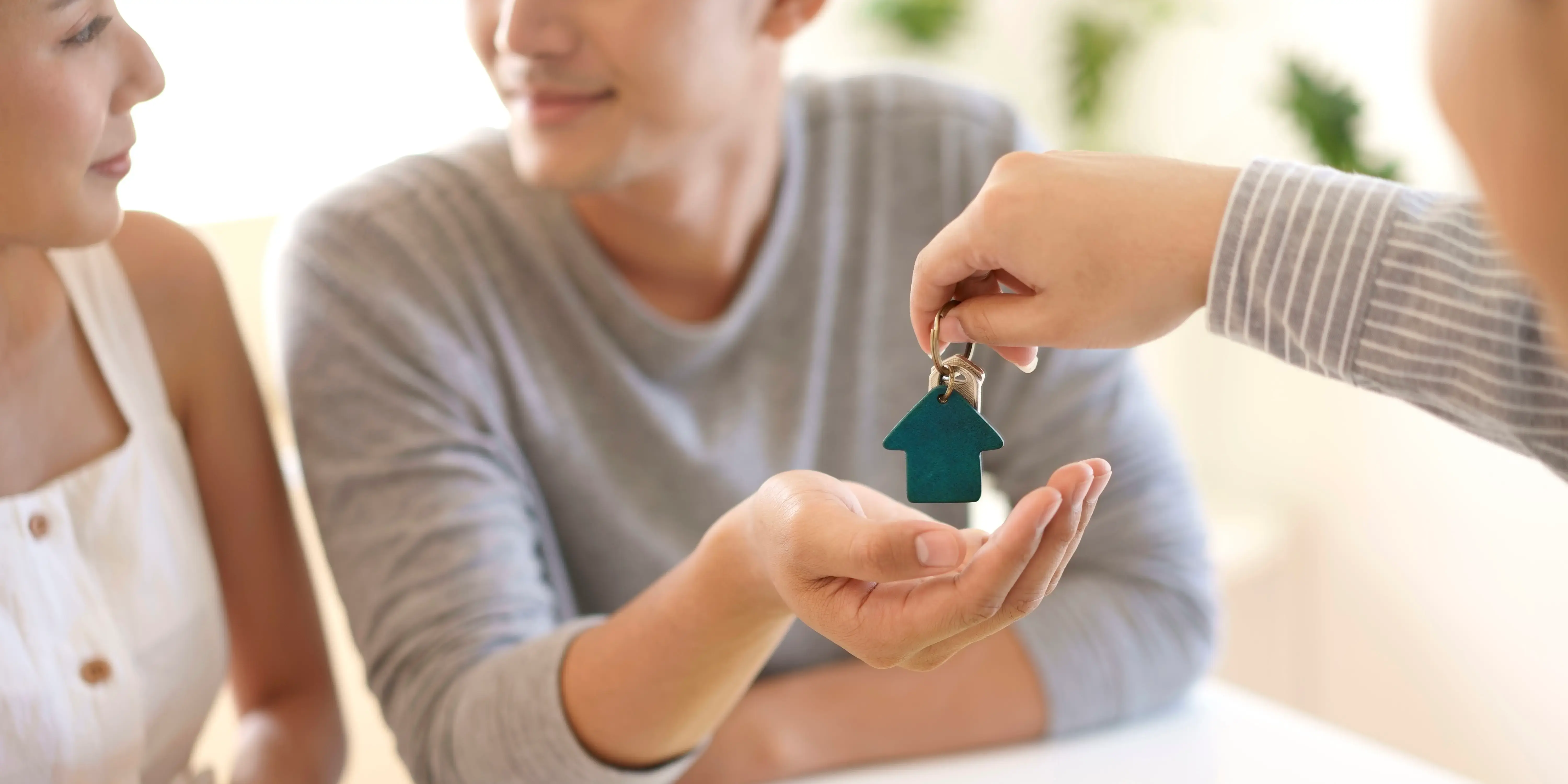 Pareja recibiendo las llaves de su casa. Tener tu propio espacio