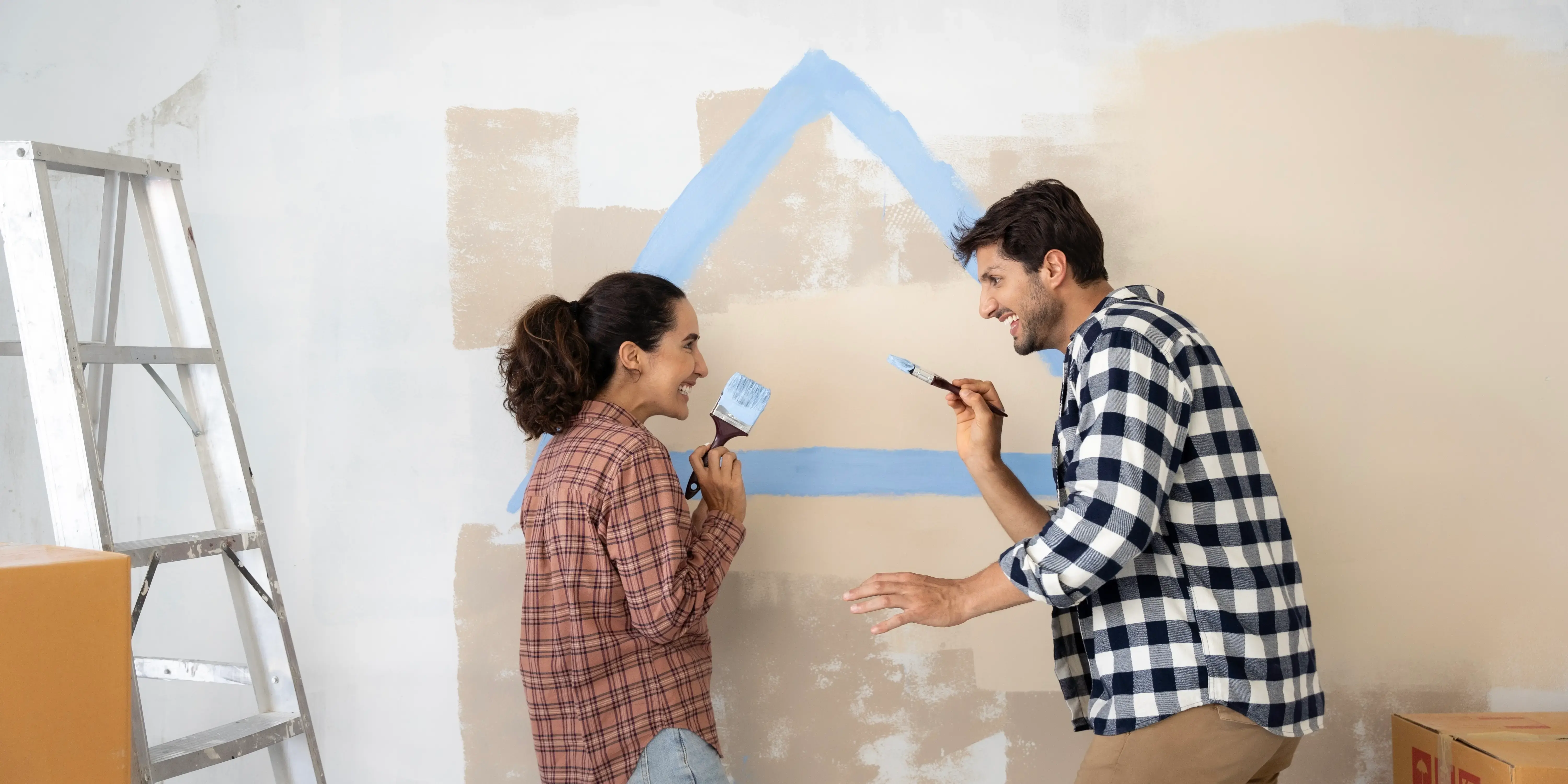 Pareja pintando paredes de su casa. Tener tu propio espacio