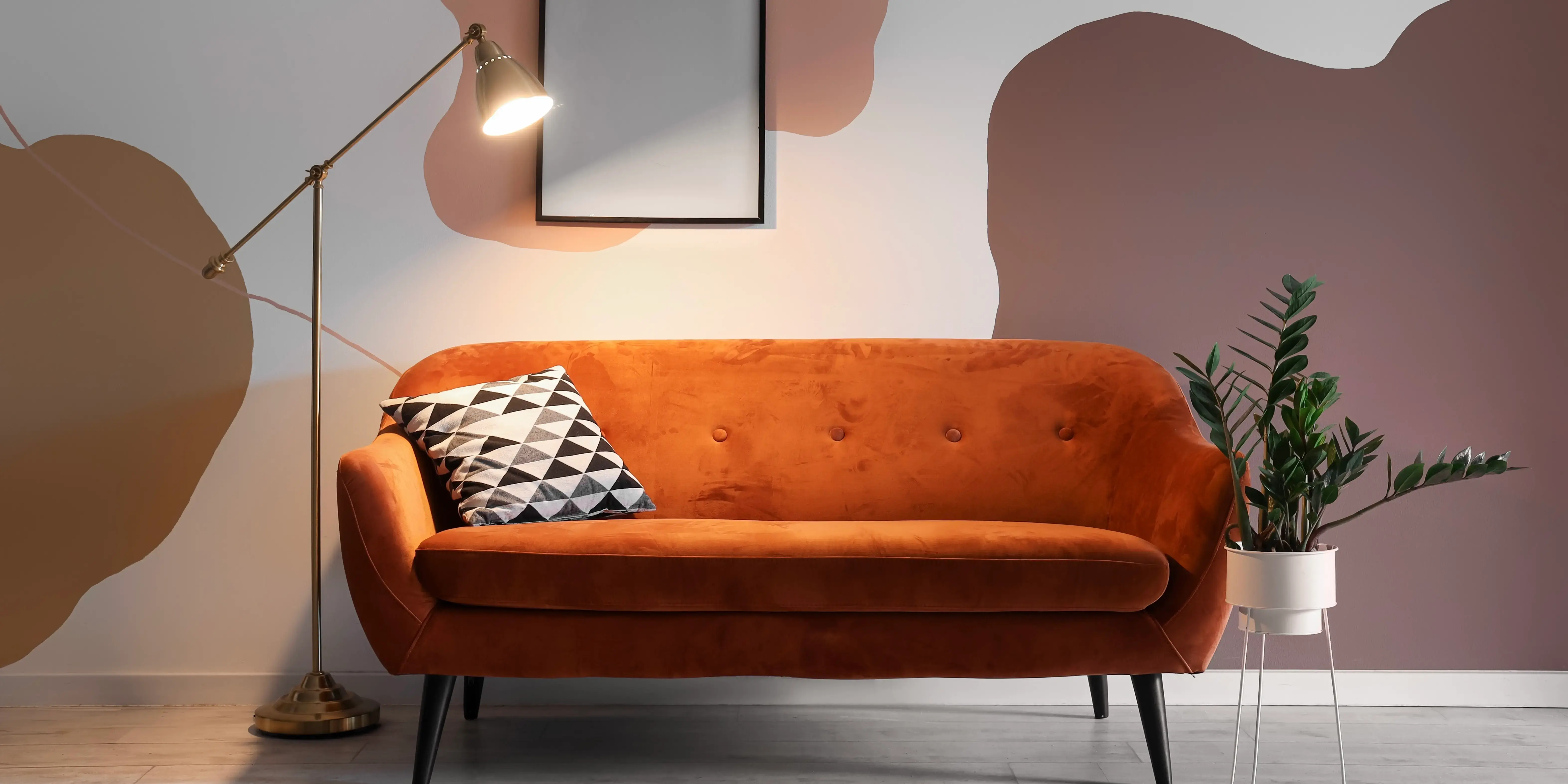 Lámpara de pie. Decoración minimalista en casa pequeña
