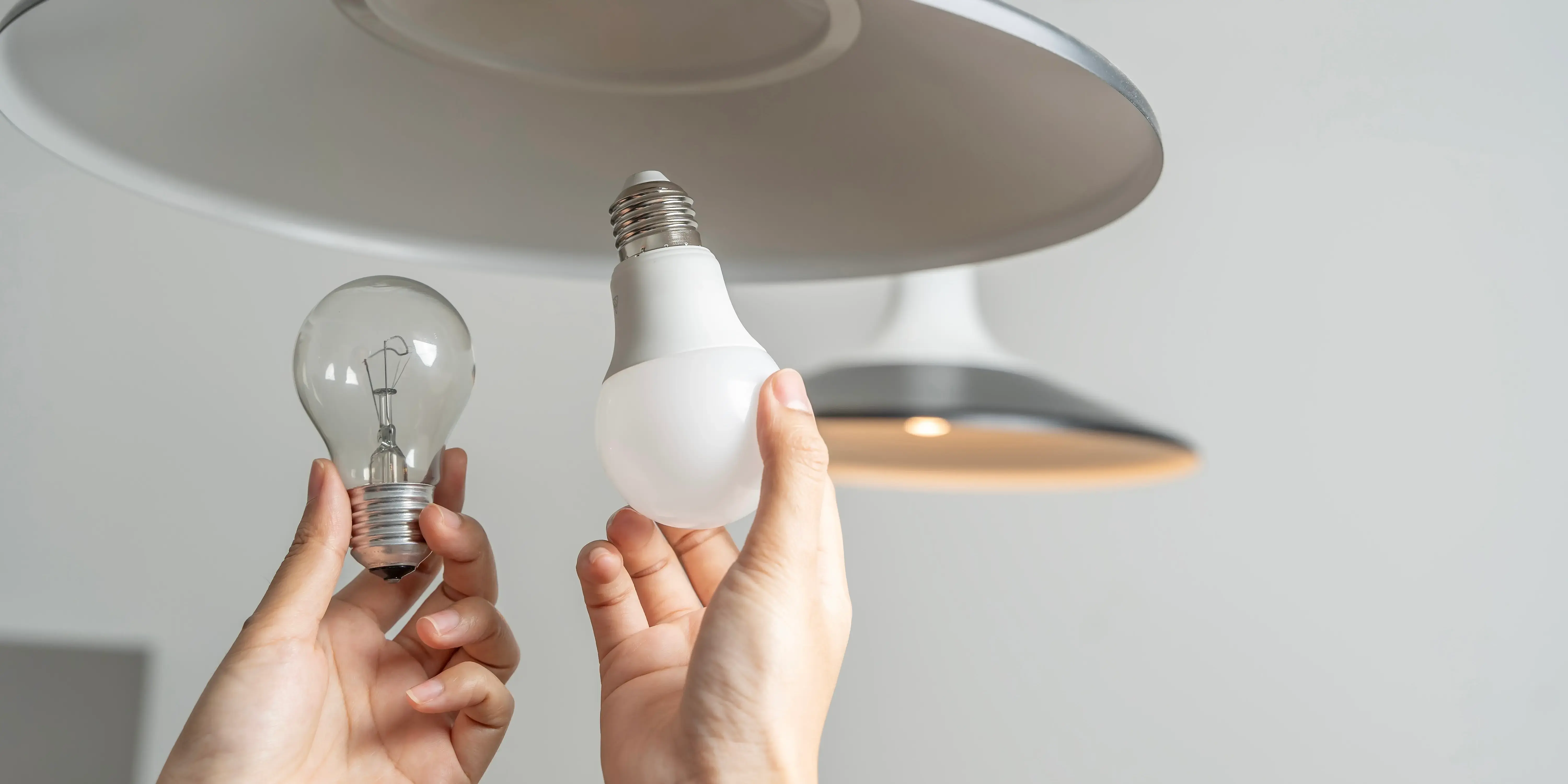 Comparando focos de una lámpara. Iluminación económica