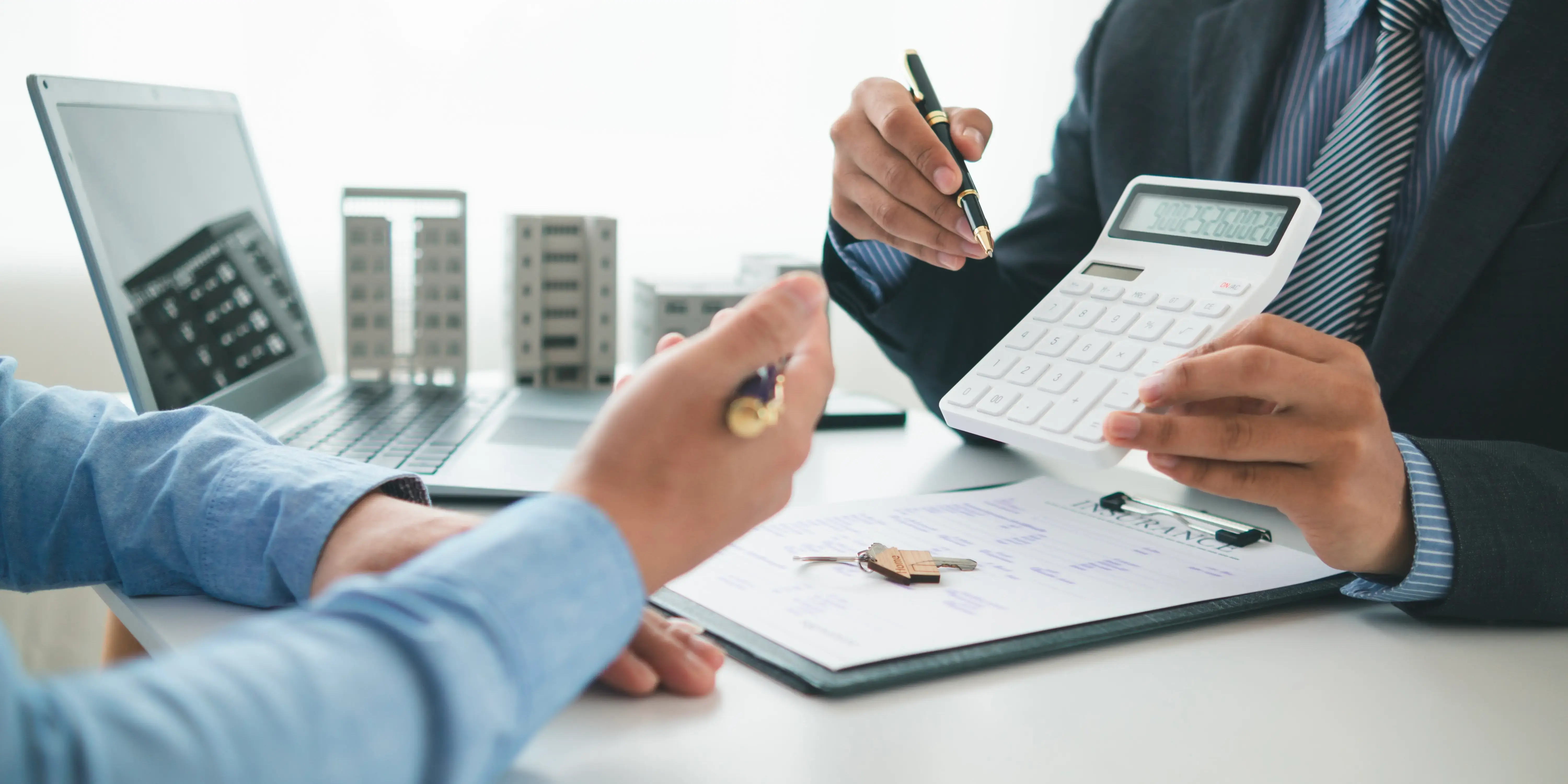 Agente inmobiliario con calculadora. Aportaciones patronales