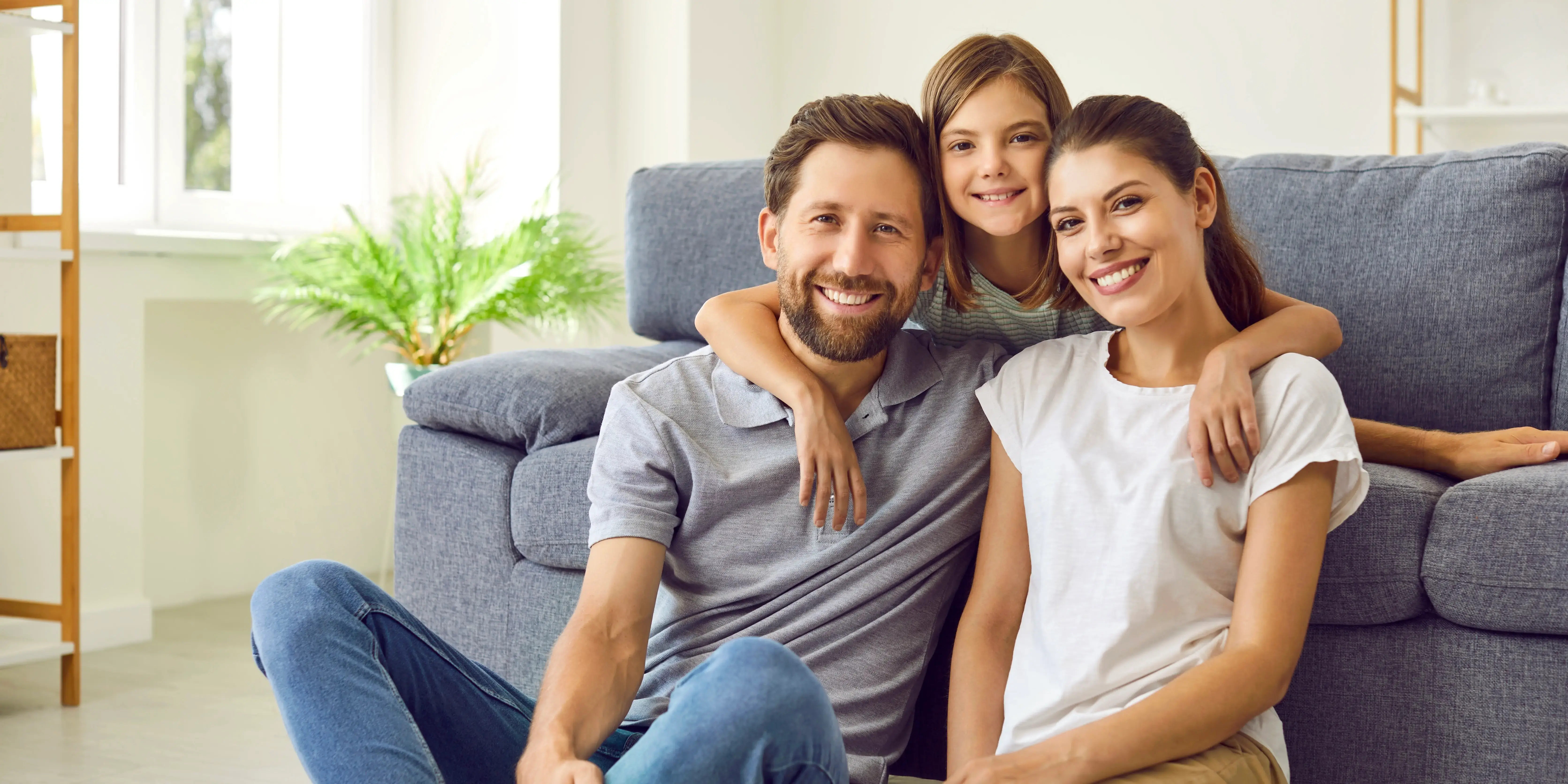 Familia feliz en su sala de estar.