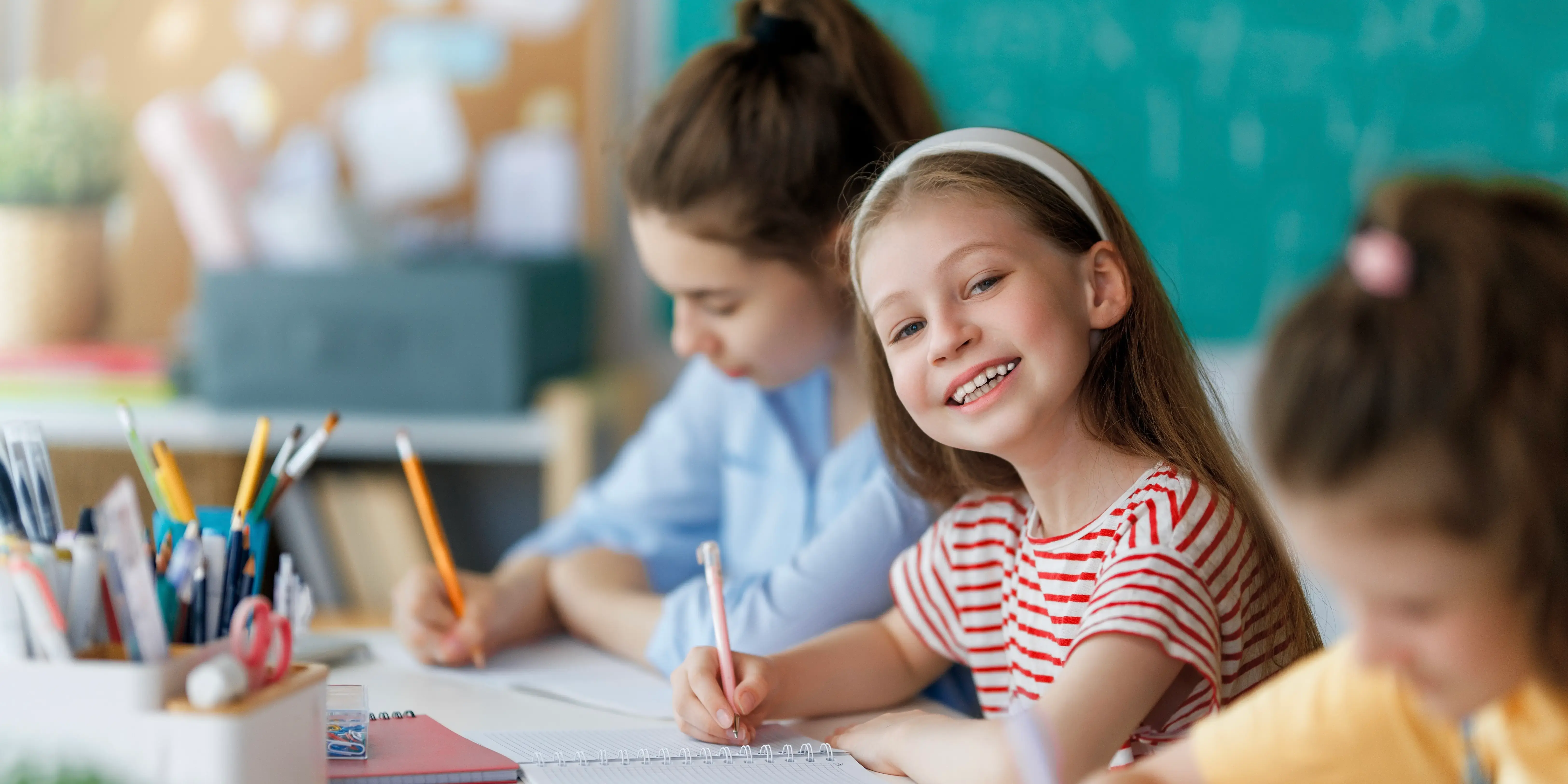 Niños en escuela aprendiendo. Entorno ideal para ver crecer a tus hijos