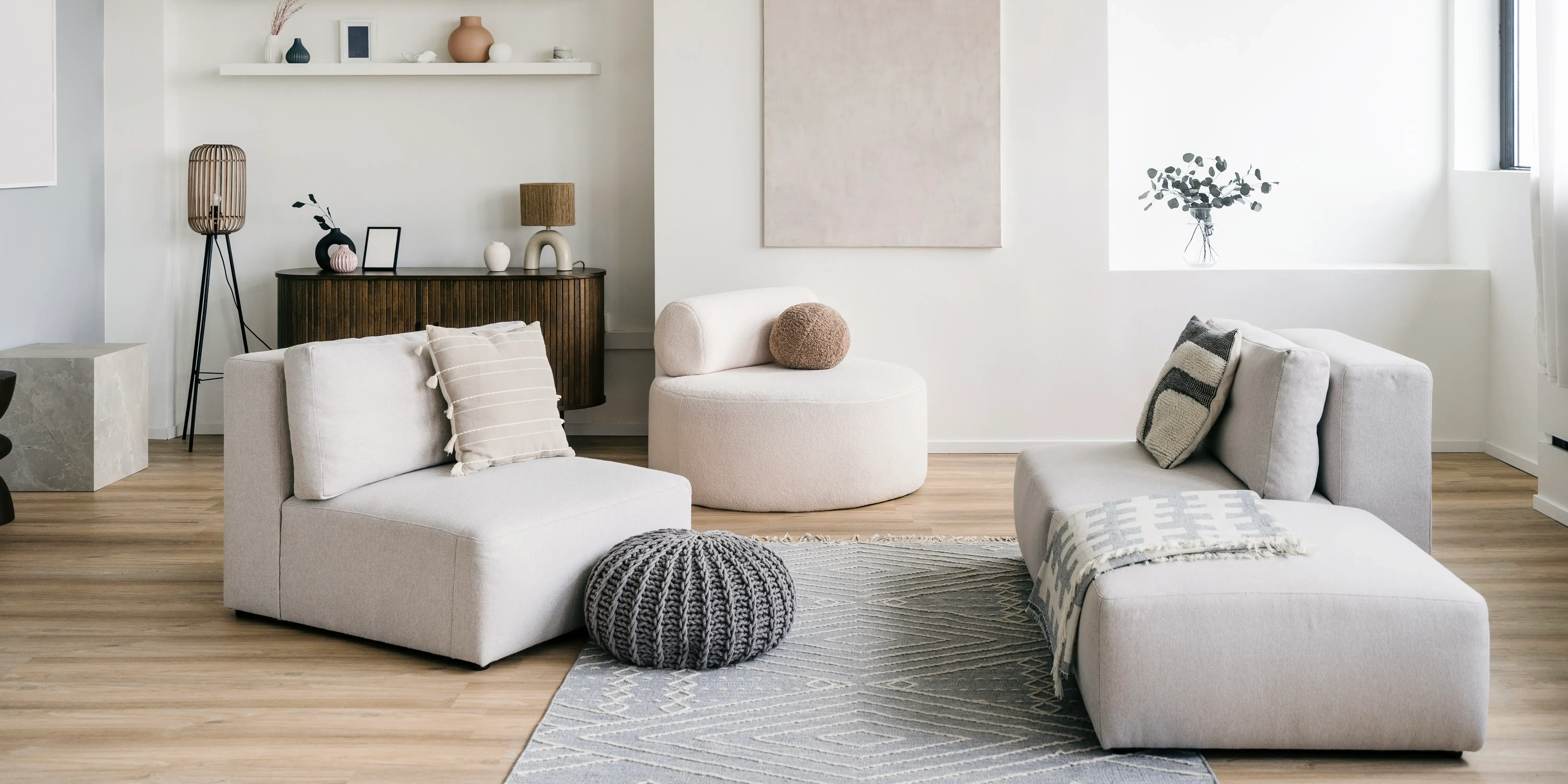 Sala blanca. Decoración minimalista en casa pequeña