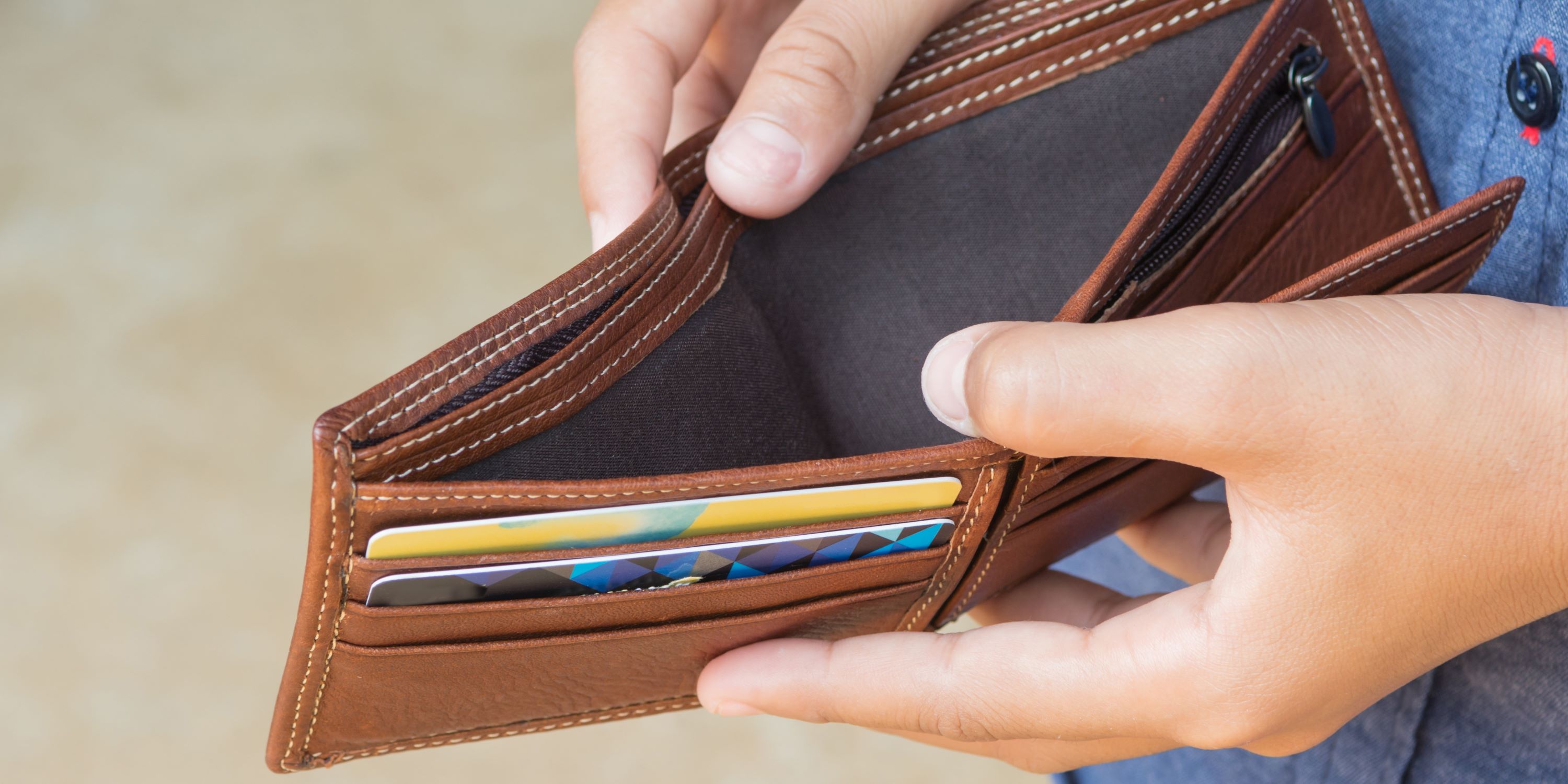 Cuesta de enero: Mitos y realidades. Hombre abre su cartera y descubre que no tiene nada dentro.