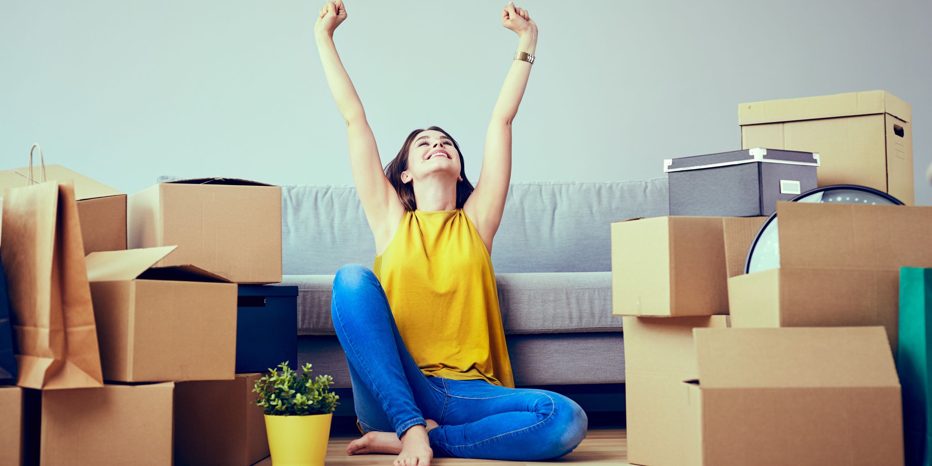 Consejos para vivir solo. Mujer se acaba de mudar a su vivienda propia. Está contenta de haberlo conseguido.