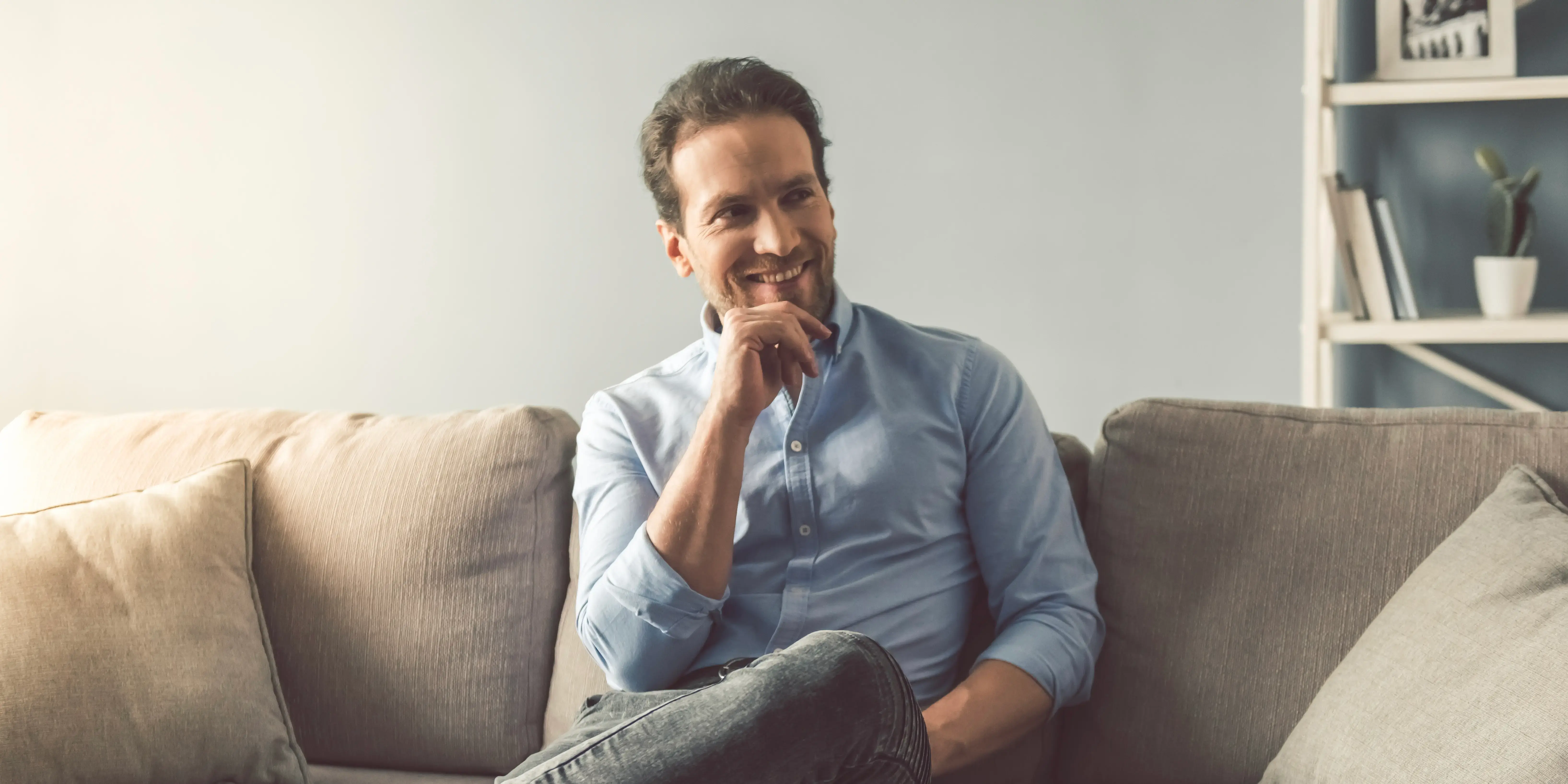 Hombre feliz en la sala de su casa. Tener tu propio espacio