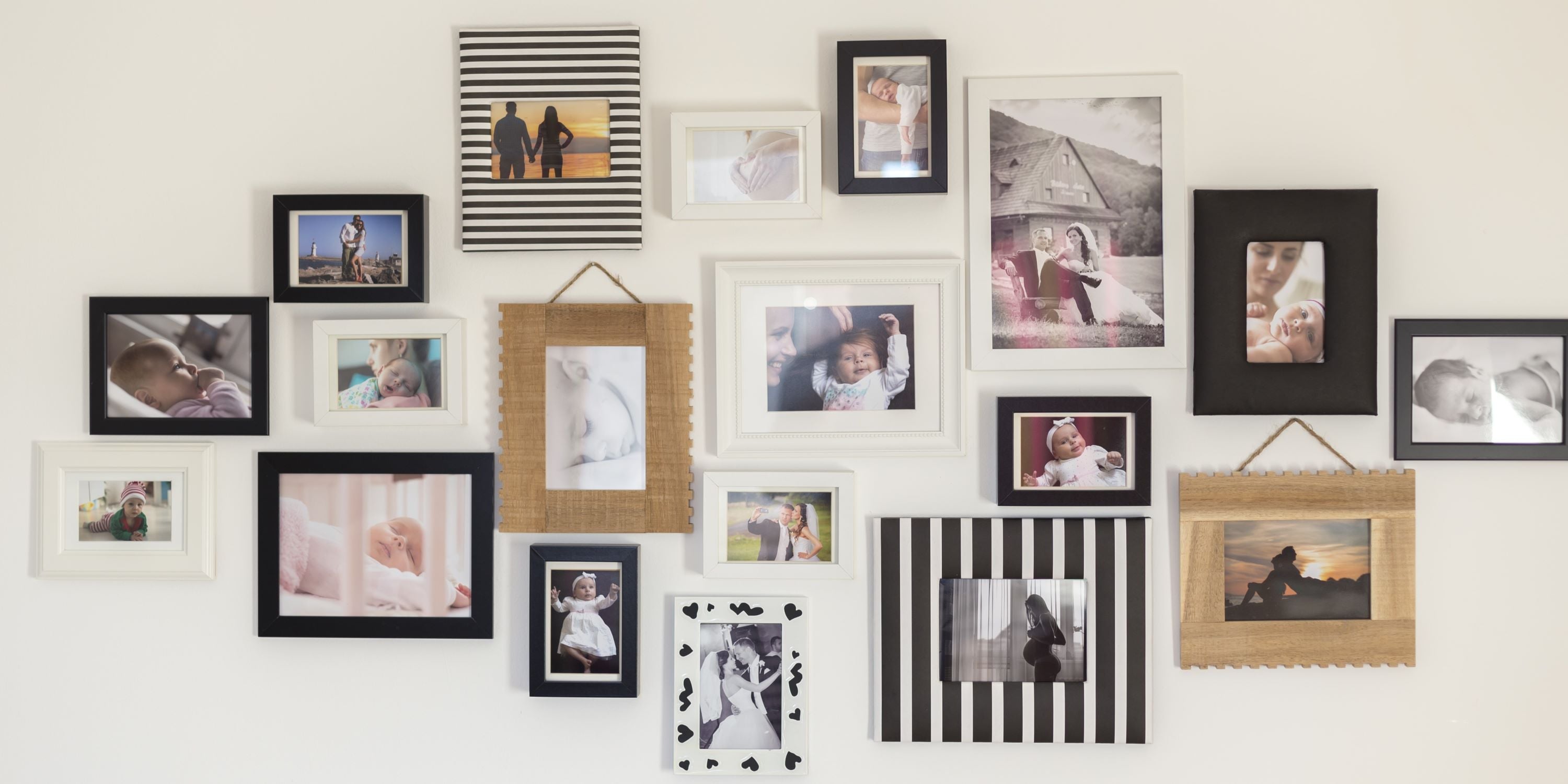 Crea un mural de fotos para decorar la sala de tu casa.