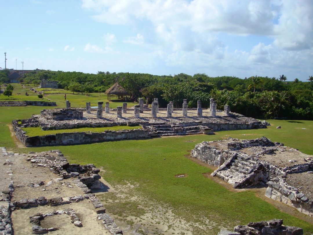 Ruinas de El Rey. Hay estelas cuyo al rededor tiene varias ruinas y plataformas, sin mencionar la selva tupida que hay en el lado derecho.
