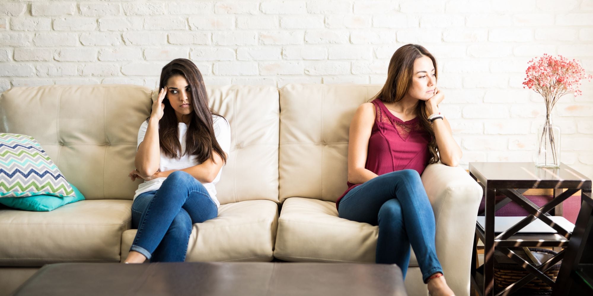 Dos compañeras de cuarto están disgustadas y sentadas en su sala. Son roomies.