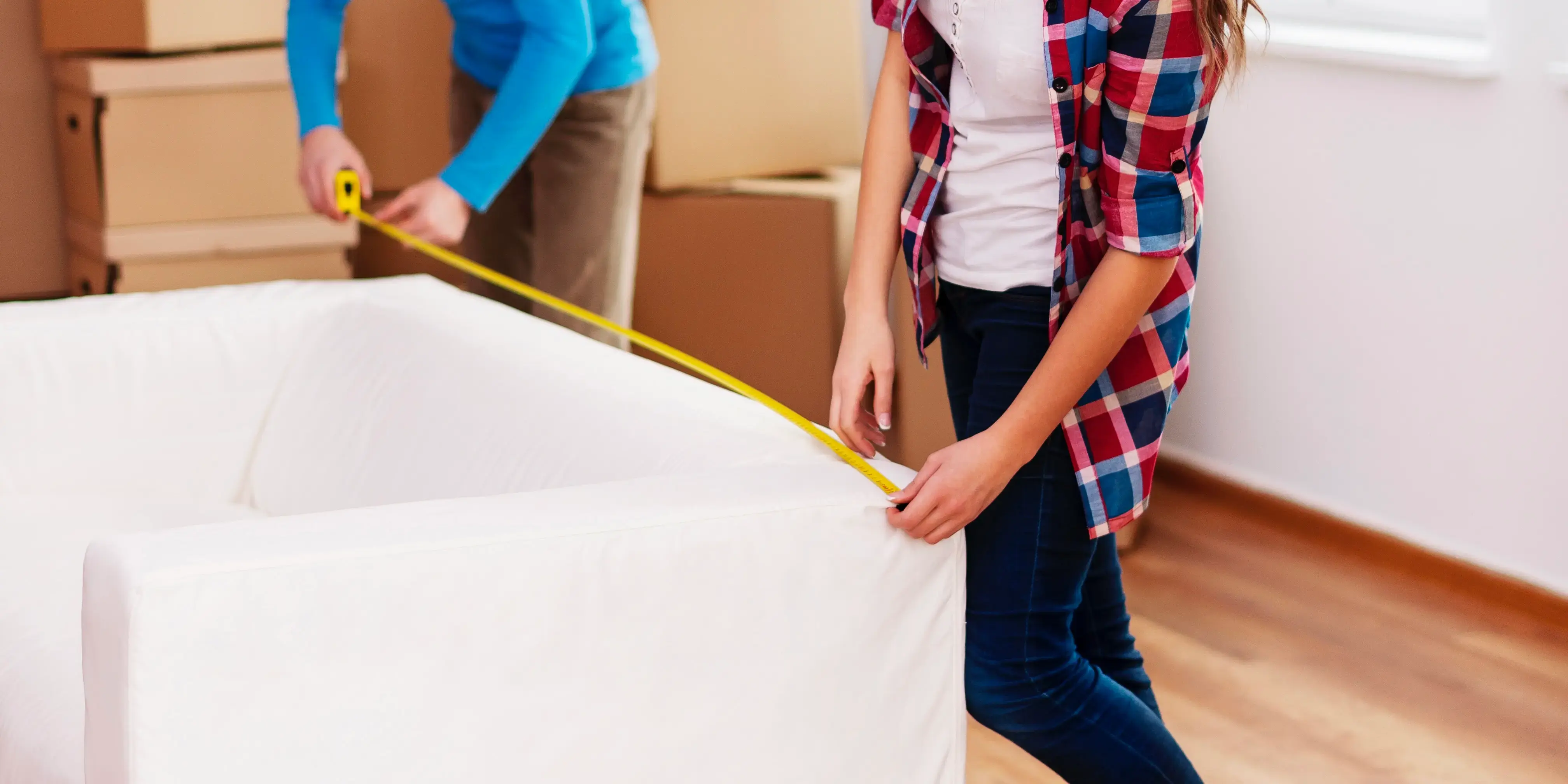 Midiendo sillón con cinta métrica. Muebles multifuncionales