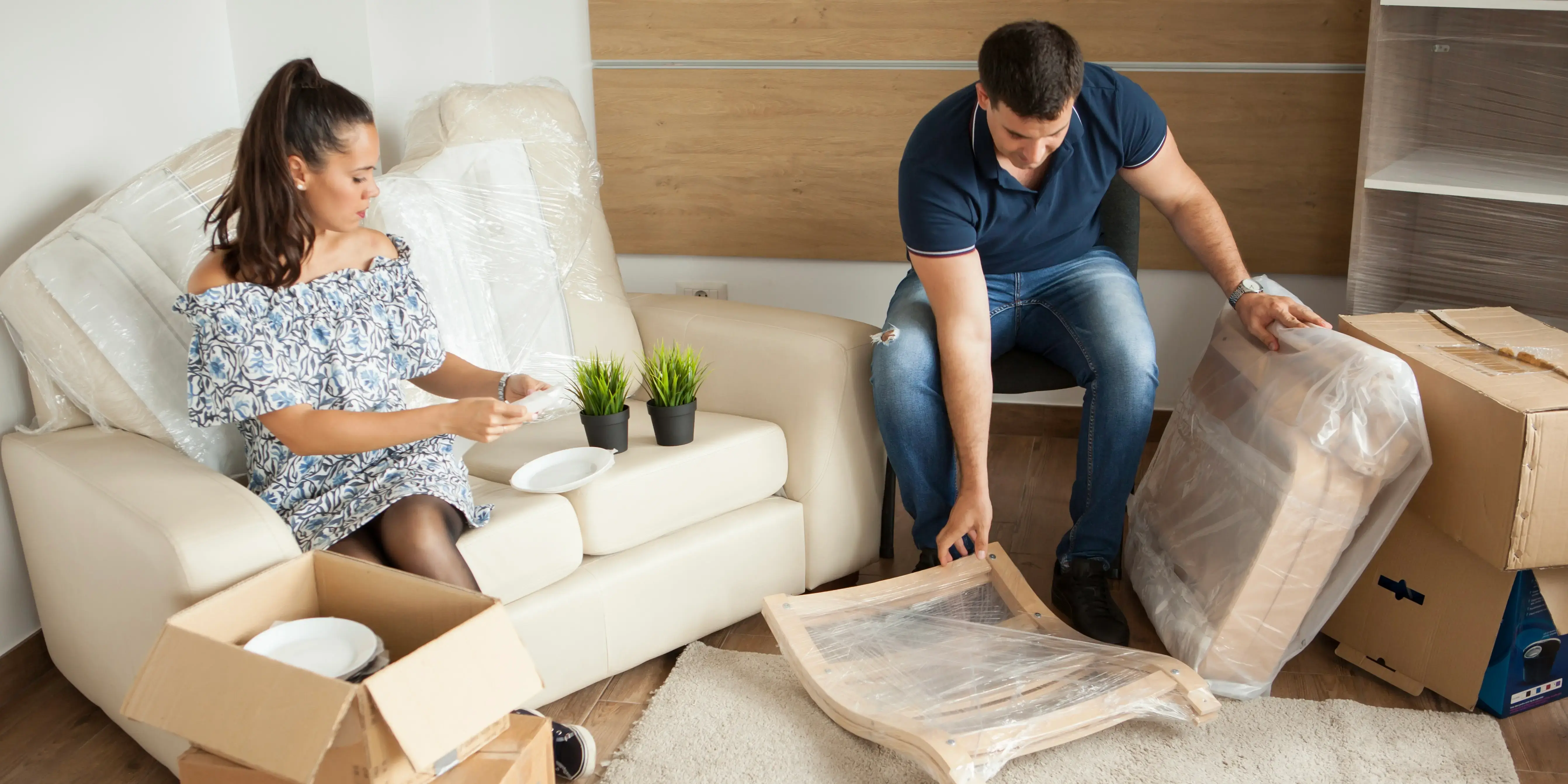 Pareja armando unos muebles. Decorar tu casa